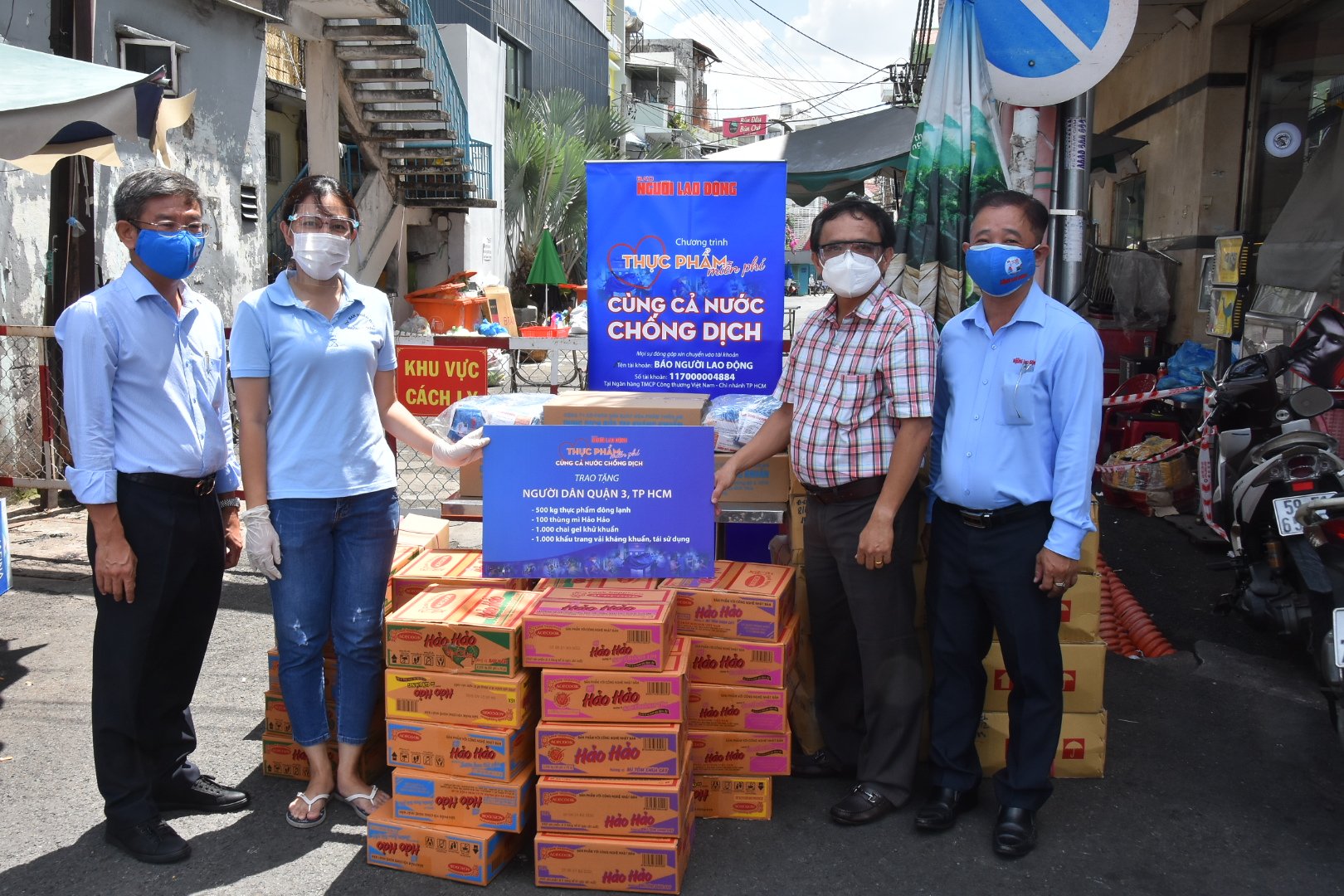 Thực phẩm miễn phí cùng cả nước chống dịch của Báo Người Lao Động đến 4 địa điểm ở quận 3 - Ảnh 1.