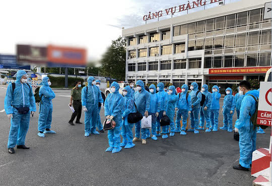 C&ocirc;ng an TP HCM  ph&aacute;t hiện v&agrave; trục xuất 13 người nước ngo&agrave;i nhập cảnh tr&aacute;i ph&eacute;p - Ảnh 1.
