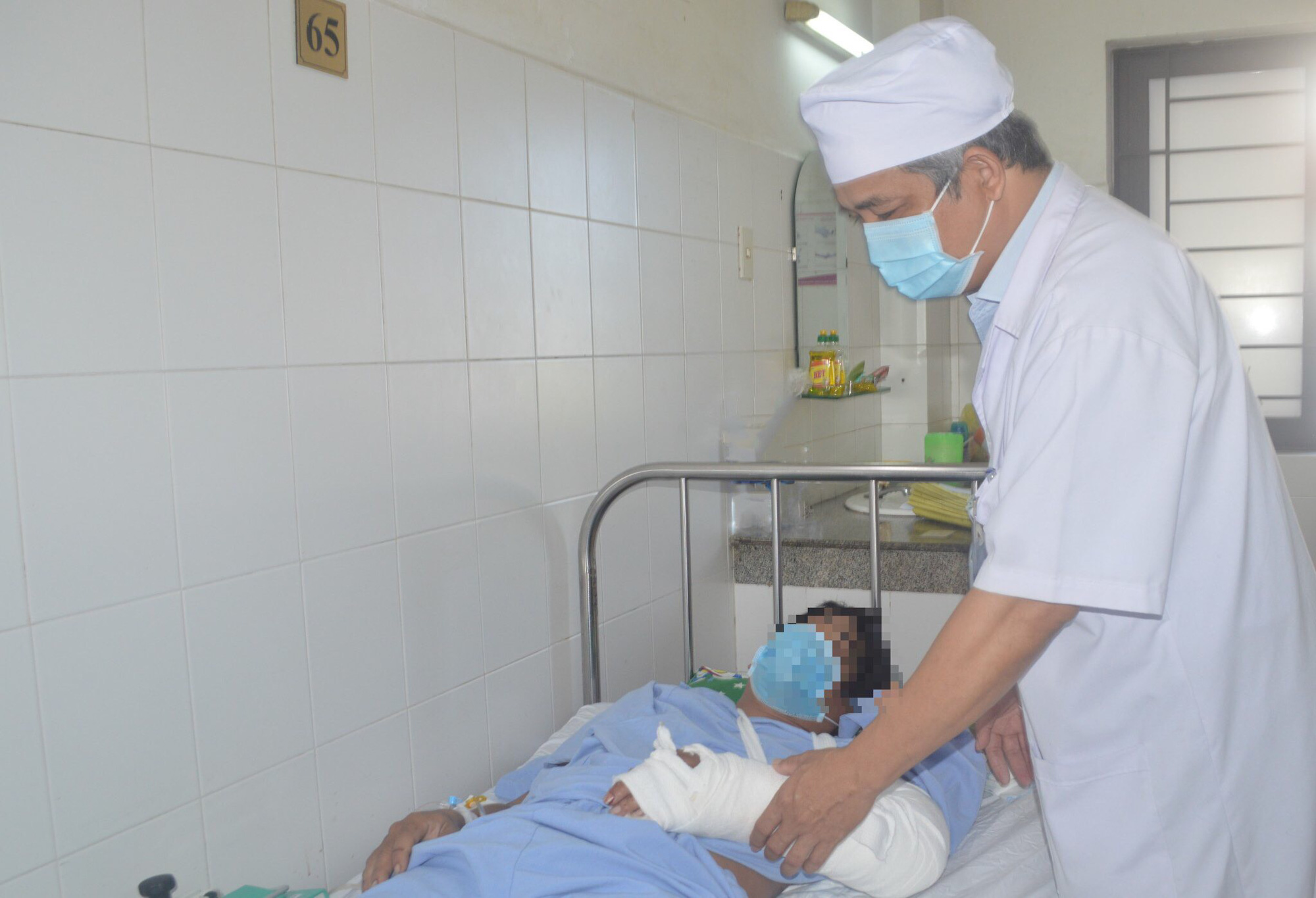 Nhờ kịp thời cho v&agrave;o chậu nước đ&aacute;, b&agrave;n tay đứt l&igrave;a được nối th&agrave;nh c&ocirc;ng - Ảnh 3.