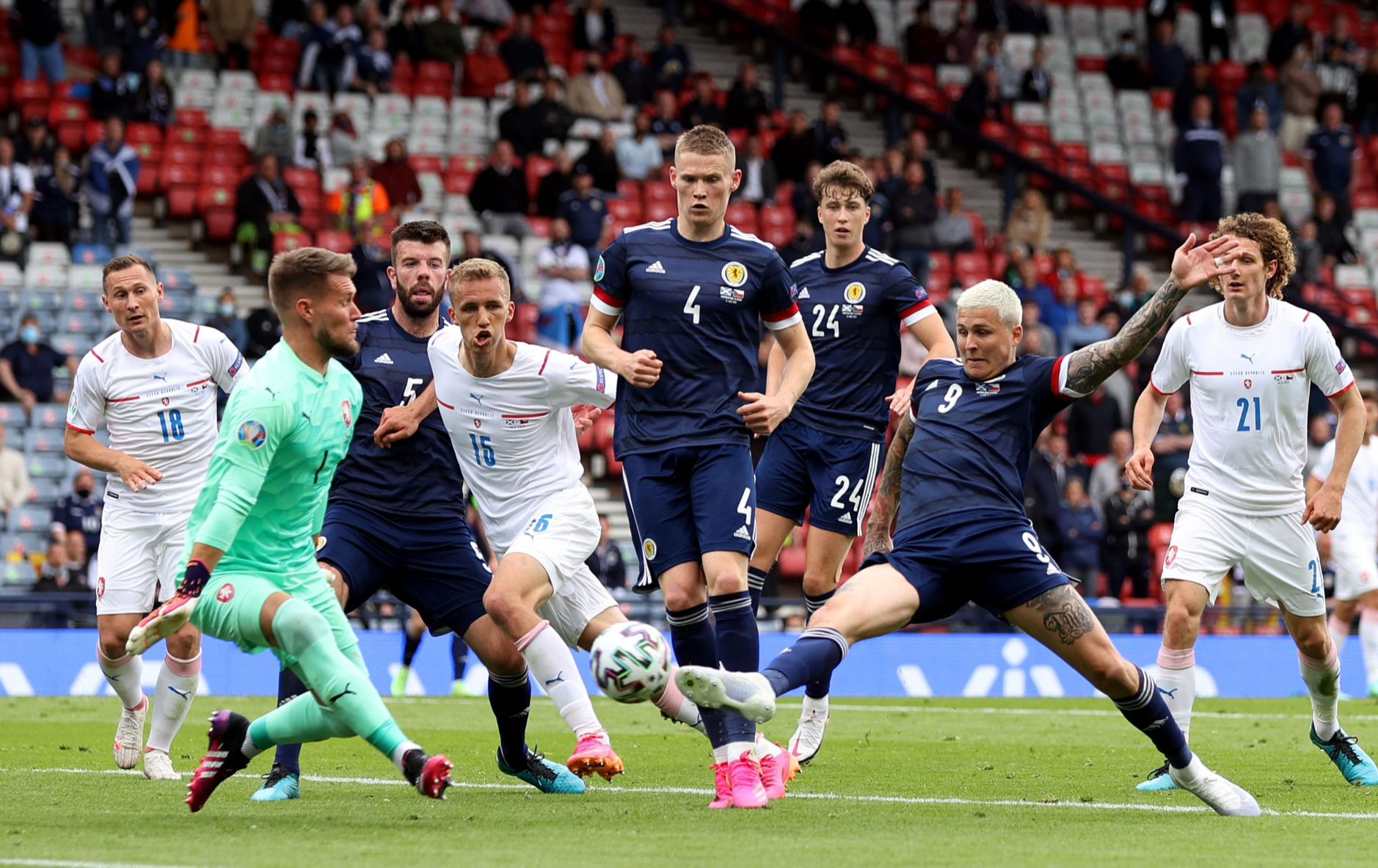 Si&ecirc;u phẩm Patrik Schick bắn hạ Scotland, CH Czech l&ecirc;n đỉnh bảng D - Ảnh 1.