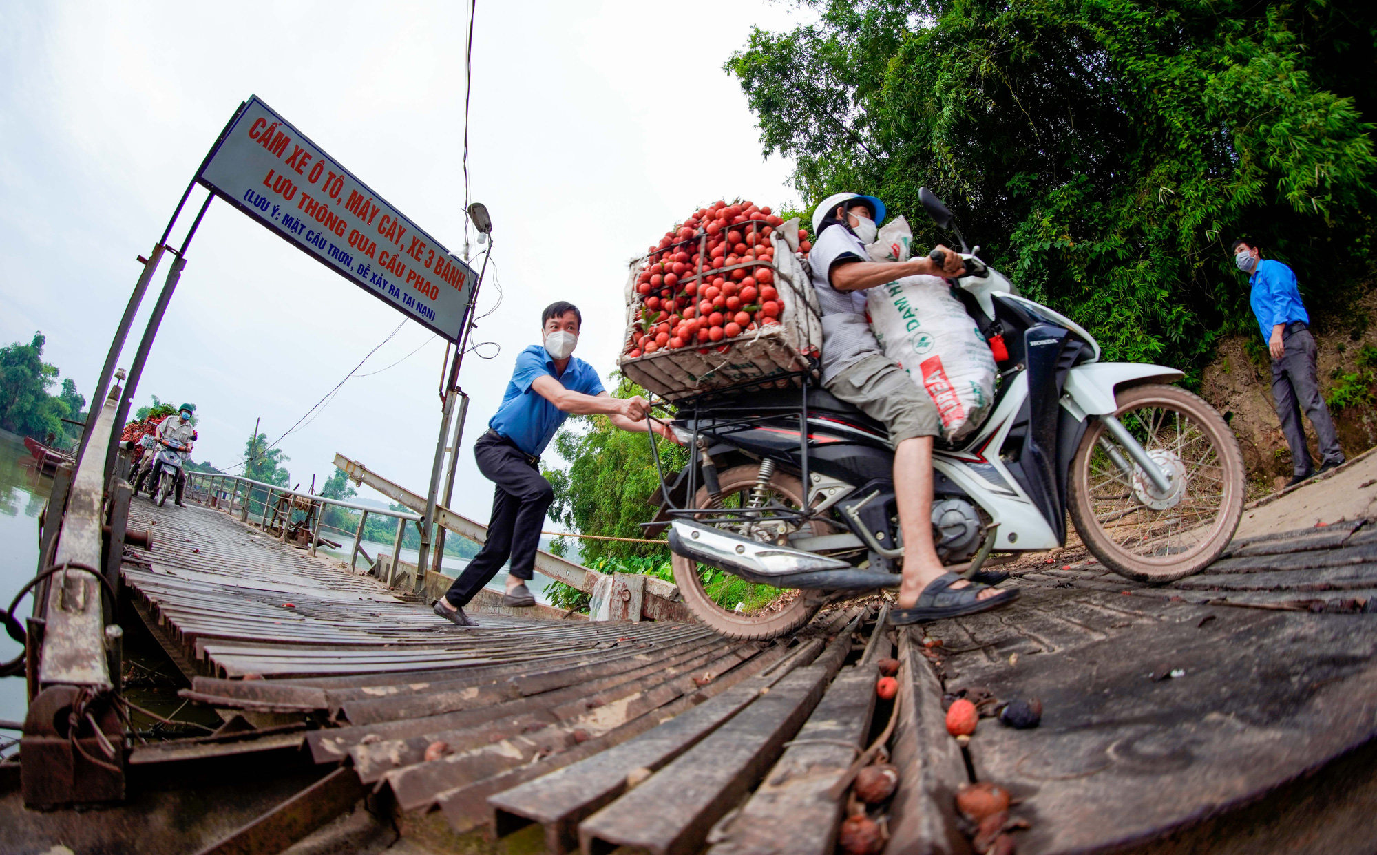 Cận cảnh n&ocirc;ng d&acirc;n chở vải th&oacute;t tim đi qua c&acirc;y cầu c&oacute; con dốc dựng đứng - Ảnh 8.