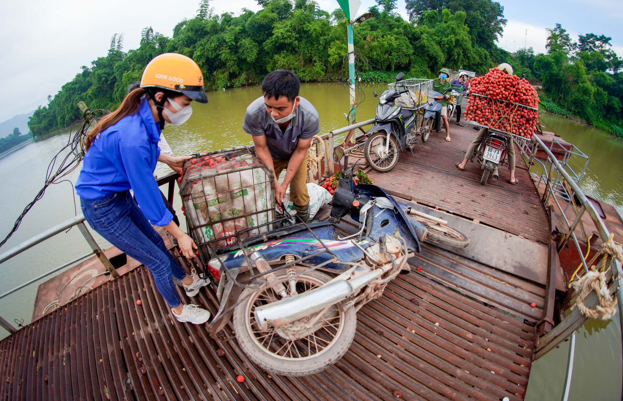 Cận cảnh n&ocirc;ng d&acirc;n chở vải th&oacute;t tim đi qua c&acirc;y cầu c&oacute; con dốc dựng đứng - Ảnh 7.