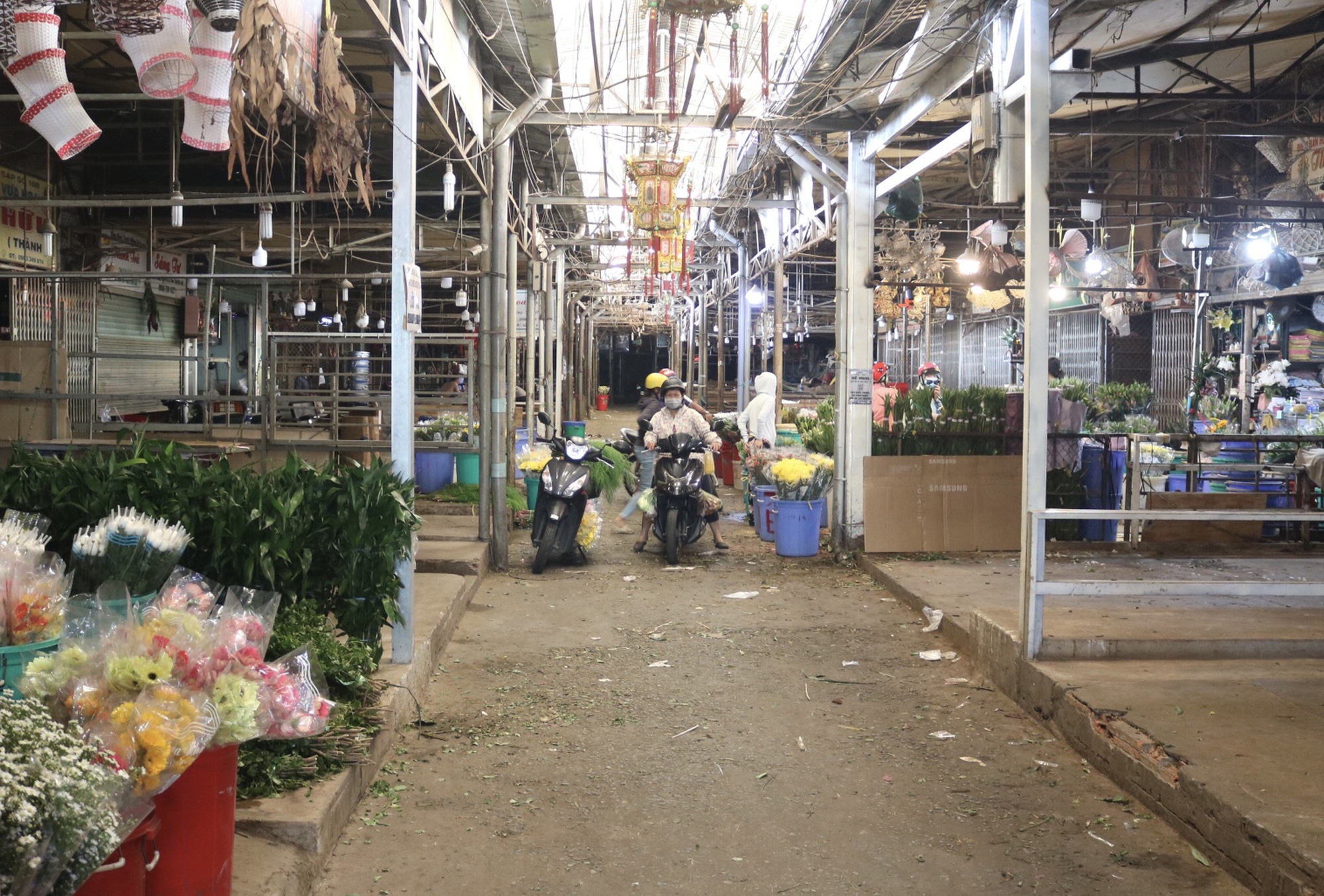 Tiểu thương chợ hoa Đầm Sen: Vui nhiều hơn buồn - Ảnh 6.