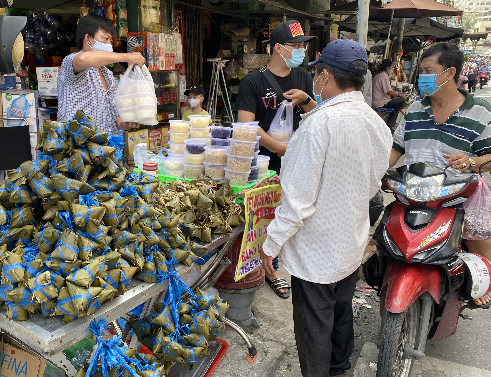 Thị trường Tết Đoan Ngọ bớt nhộn nhịp