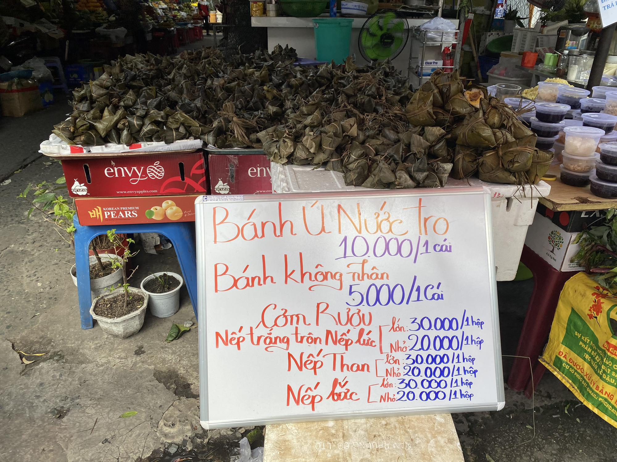 Chợ Tết Đoan Ngọ: Bánh ú nước tro tăng giá sốc, bà nội trợ kêu trời