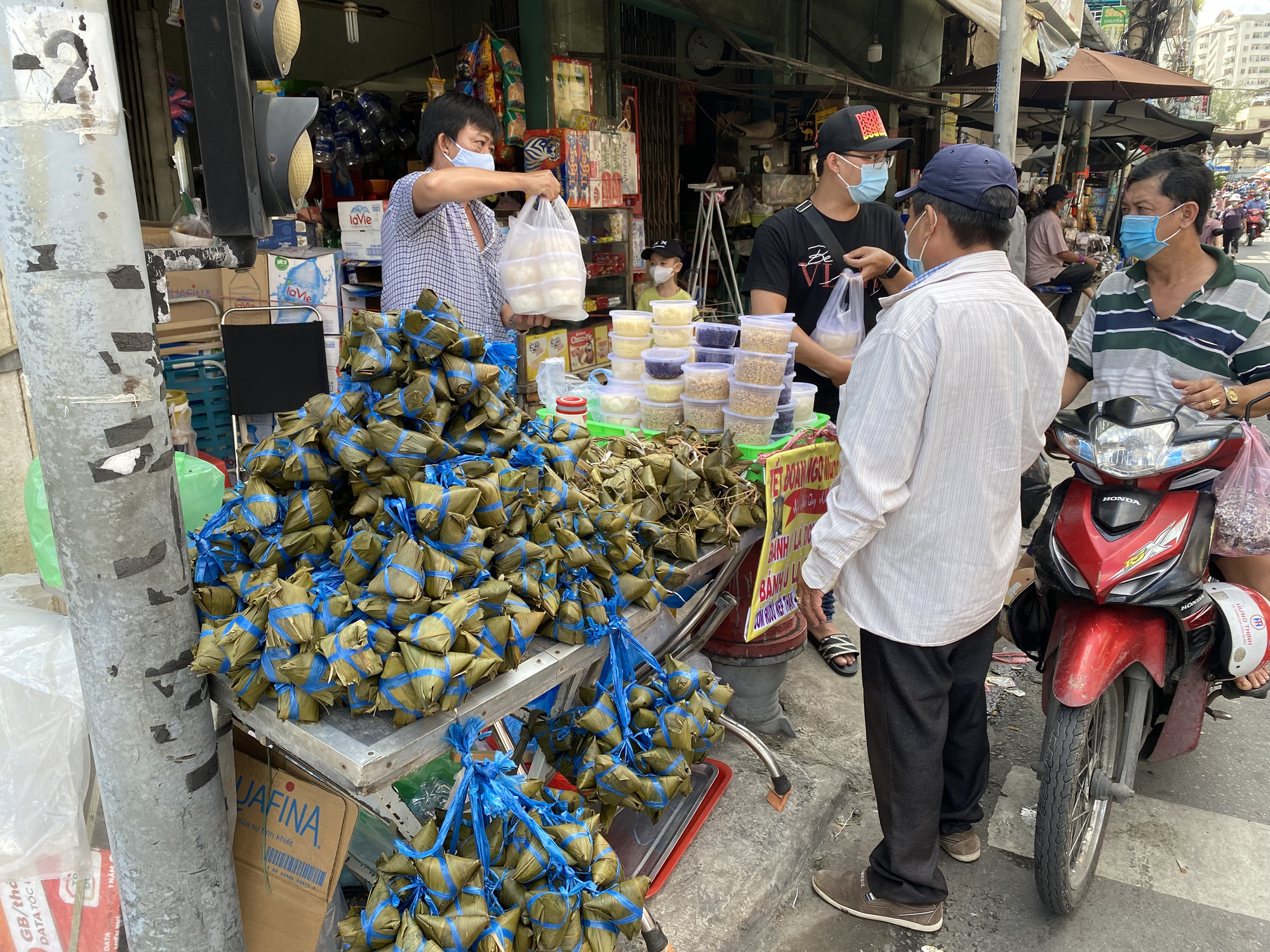 Chợ Tết Đoan Ngọ: Bánh ú nước tro tăng giá sốc, bà nội trợ kêu trời - Ảnh 1.