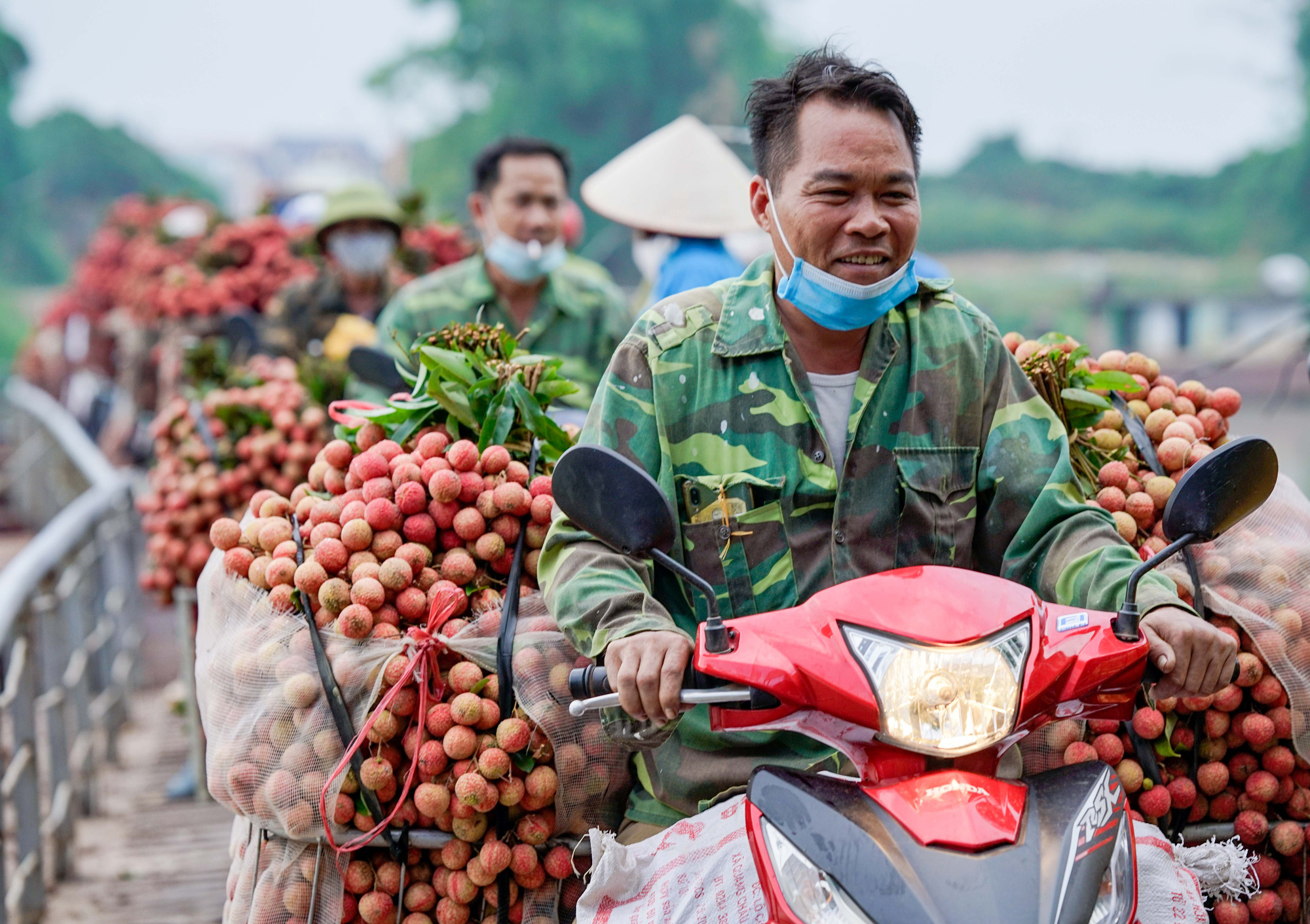 Cận cảnh n&ocirc;ng d&acirc;n chở vải th&oacute;t tim đi qua c&acirc;y cầu c&oacute; con dốc dựng đứng - Ảnh 6.