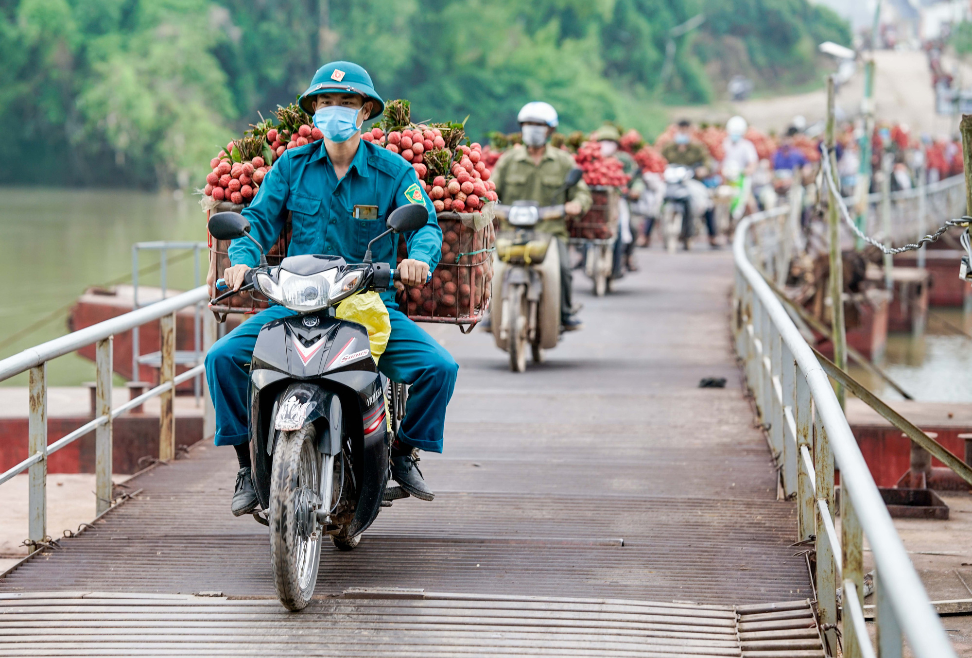 Cận cảnh n&ocirc;ng d&acirc;n chở vải th&oacute;t tim đi qua c&acirc;y cầu c&oacute; con dốc dựng đứng - Ảnh 5.
