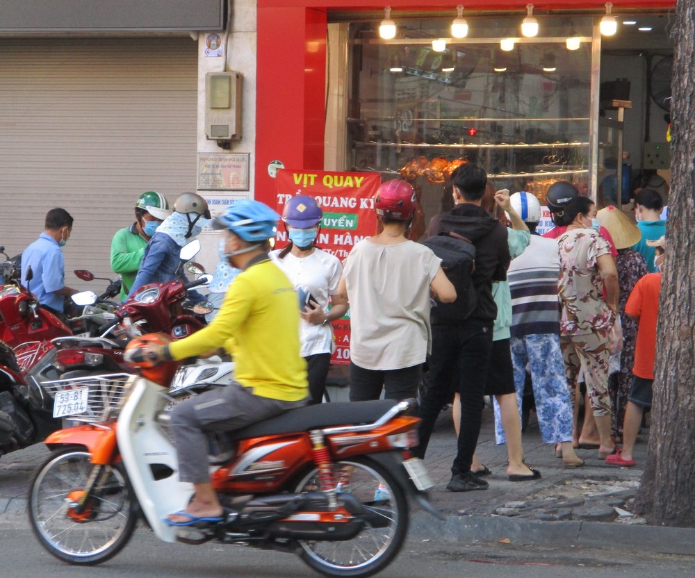 Chợ Tết Đoan Ngọ: Bánh ú nước tro tăng giá sốc, bà nội trợ kêu trời - Ảnh 5.