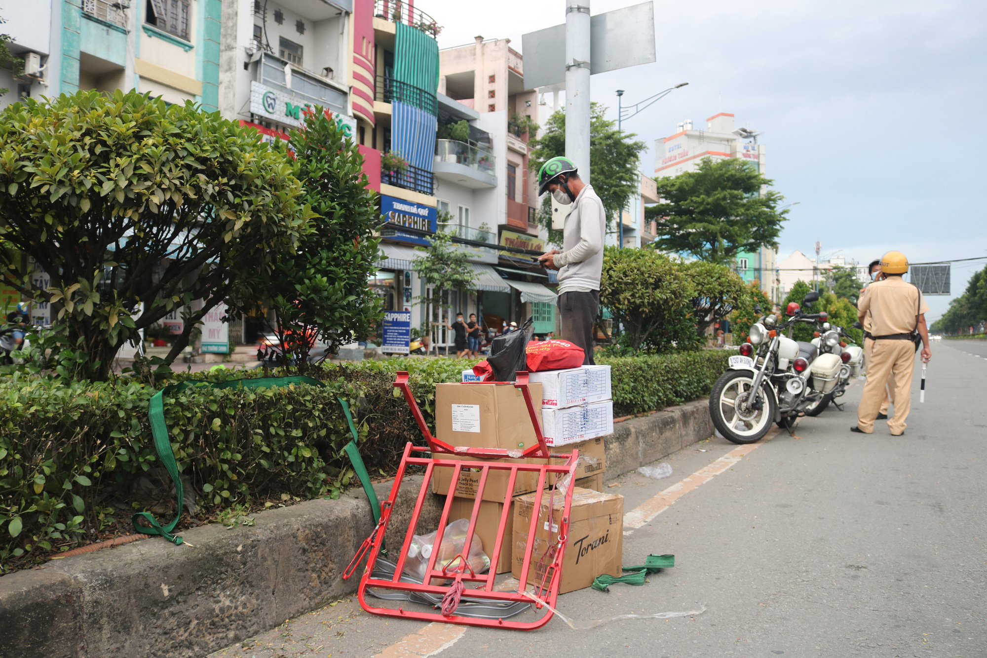 Người vi phạm lao xe về ph&iacute;a CSGT - Ảnh 5.