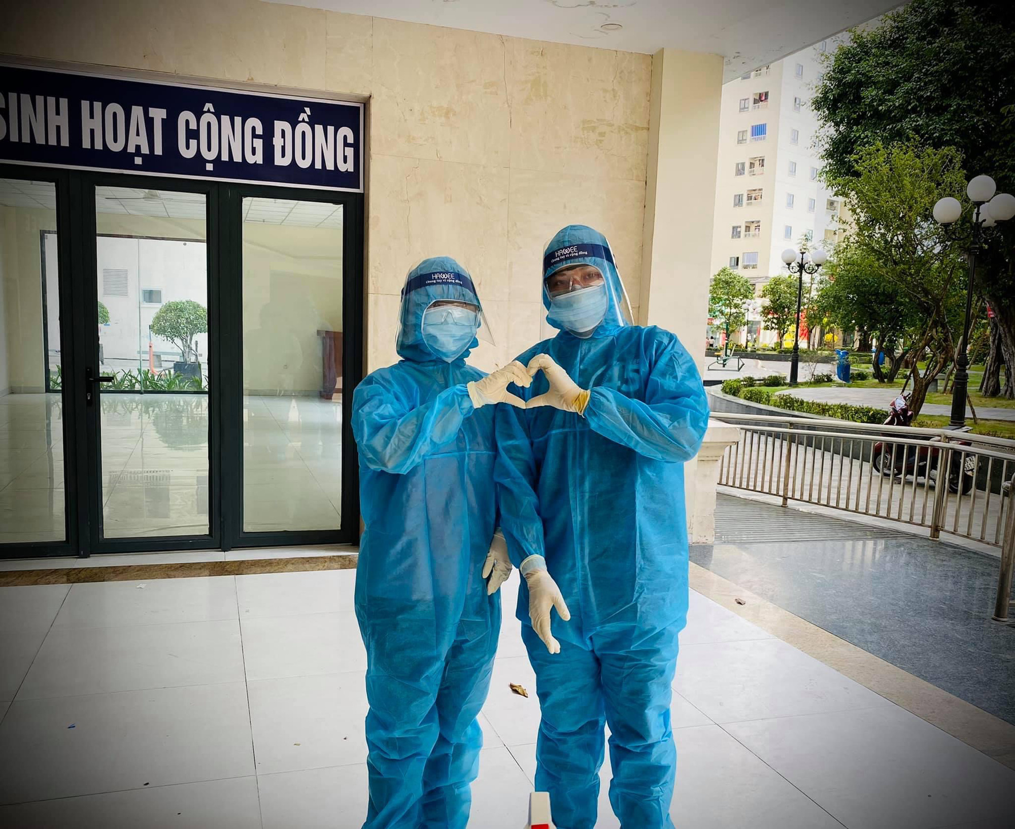 Đồng vợ đồng chồng đi chống dịch Covid-19