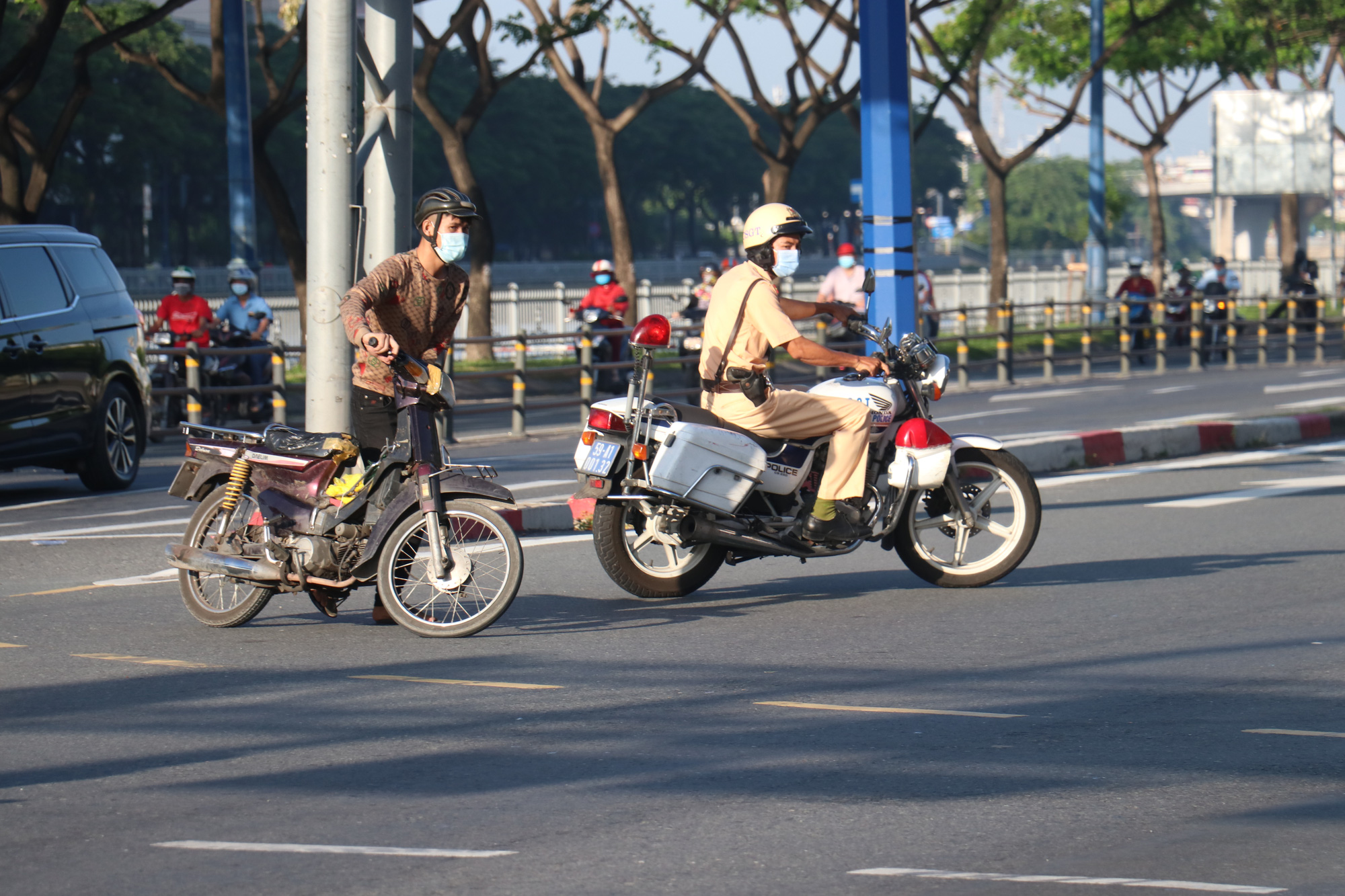 Đủ kiểu "thi gan" với CSGT trên đường Võ Văn Kiệt, TP HCM