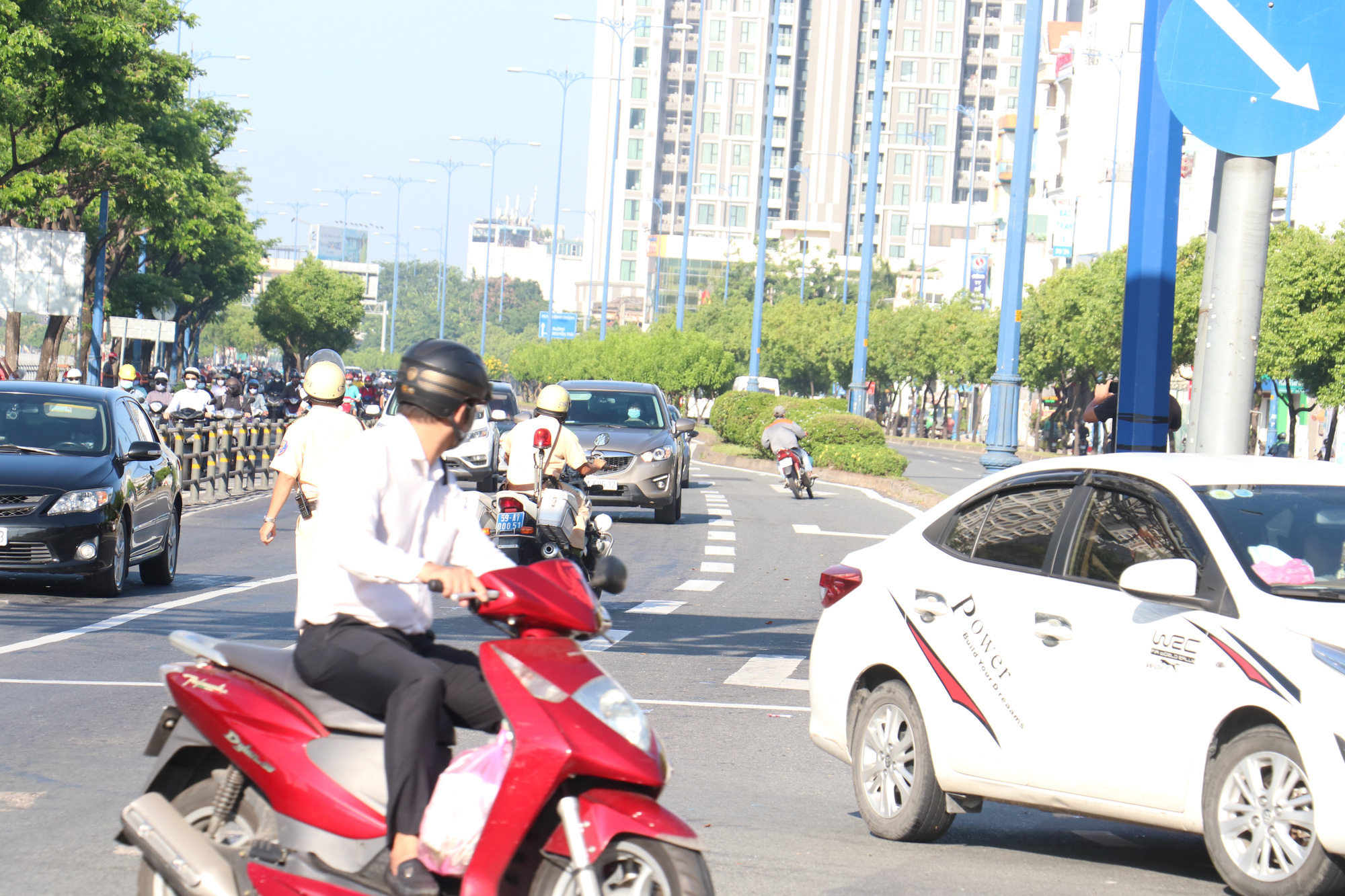 Đủ kiểu thi gan với CSGT tr&ecirc;n đường V&otilde; Văn Kiệt, TP HCM - Ảnh 7.