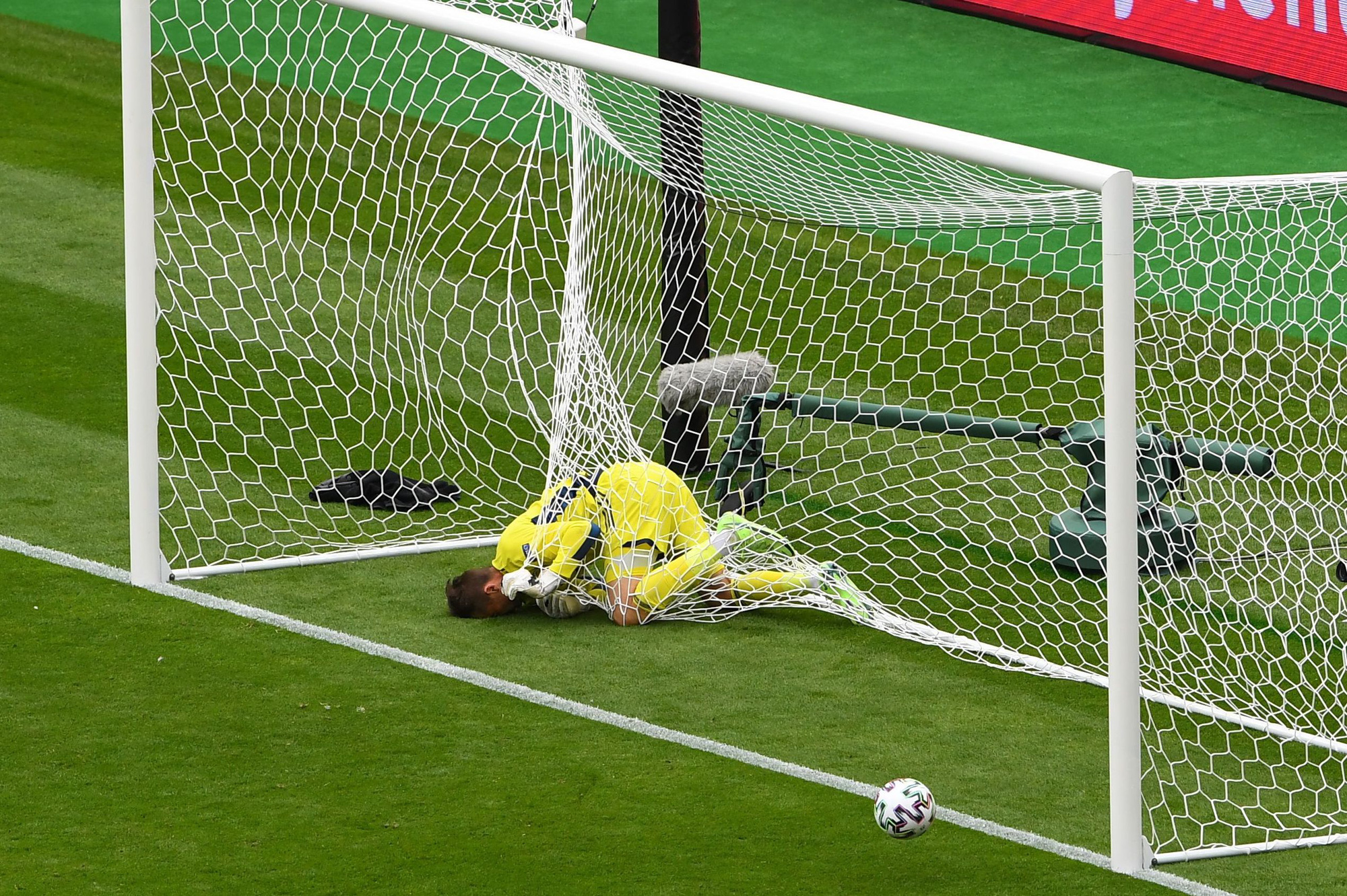 Si&ecirc;u phẩm Patrik Schick bắn hạ Scotland, CH Czech l&ecirc;n đỉnh bảng D - Ảnh 6.