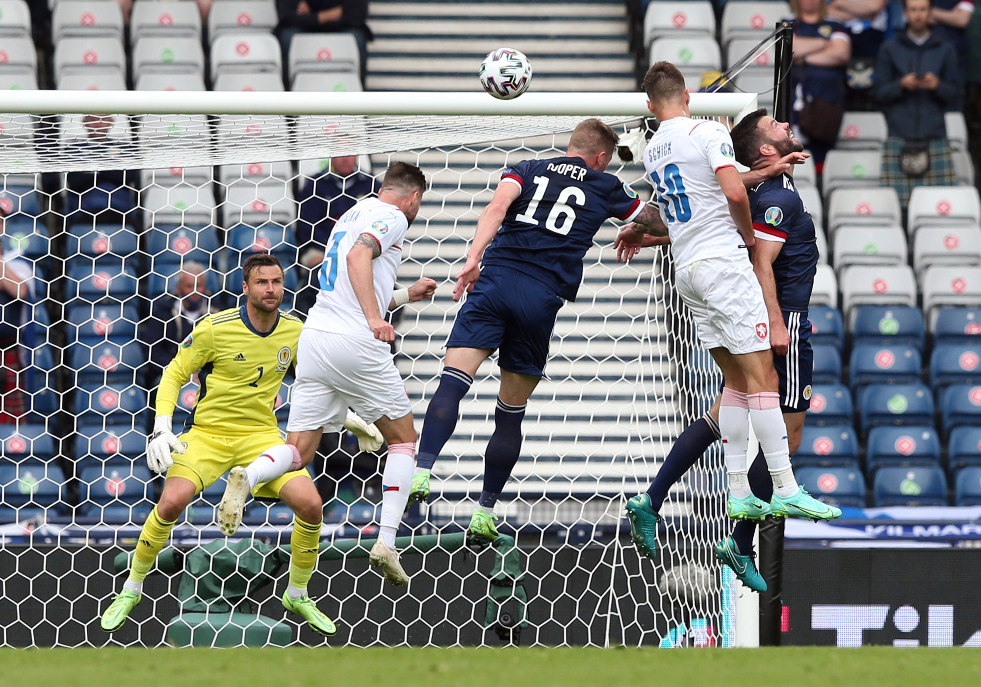 Si&ecirc;u phẩm Patrik Schick bắn hạ Scotland, CH Czech l&ecirc;n đỉnh bảng D - Ảnh 3.