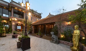 Gia đình cẩu nhà cổ hơn 100 tuổi lên nóc biệt thự - Ảnh 11.