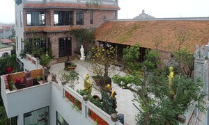 Gia đình cẩu nhà cổ hơn 100 tuổi lên nóc biệt thự - Ảnh 5.