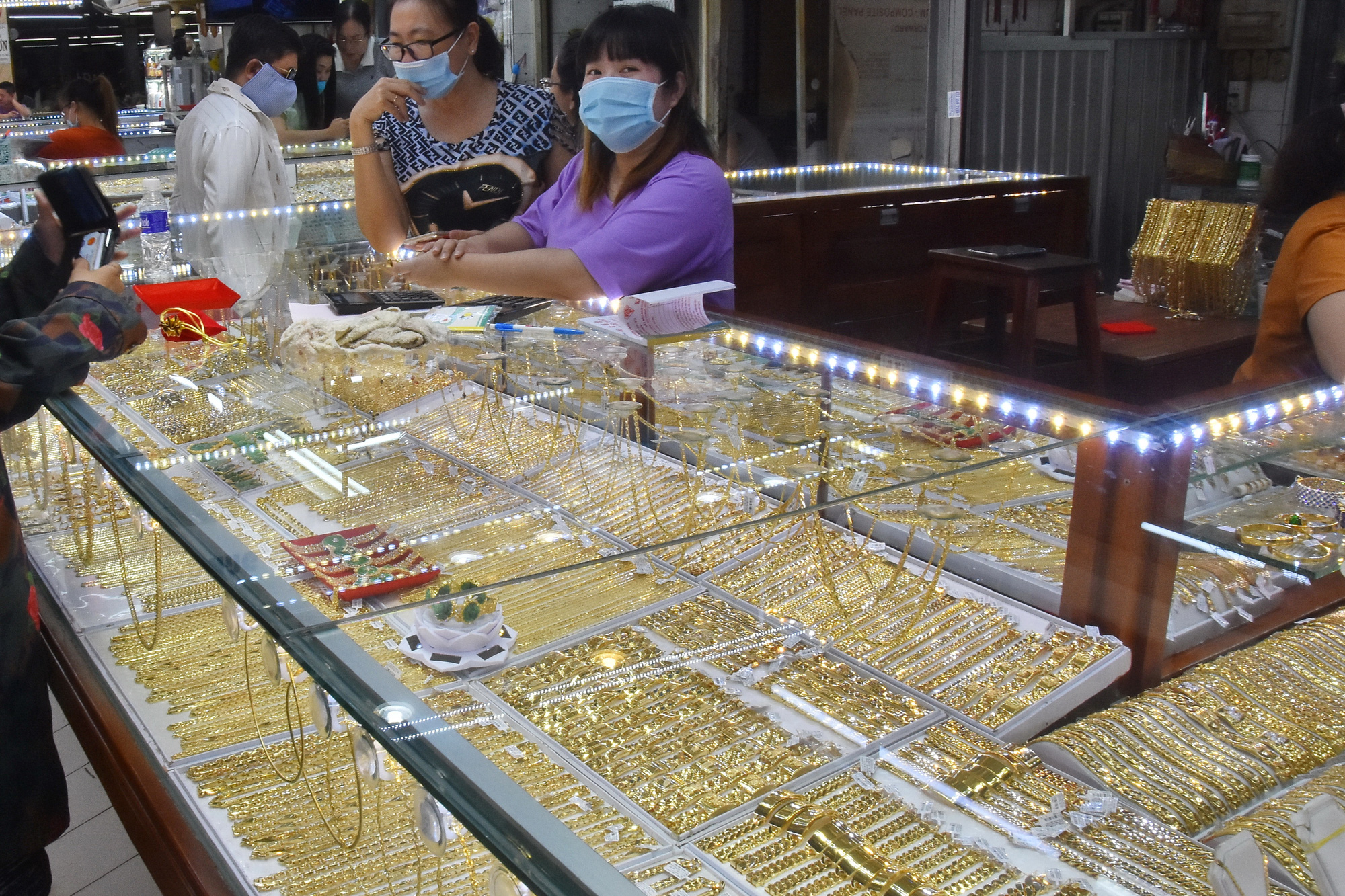 Giá vàng hôm nay 14-6: Lao dốc khi vừa mở cửa