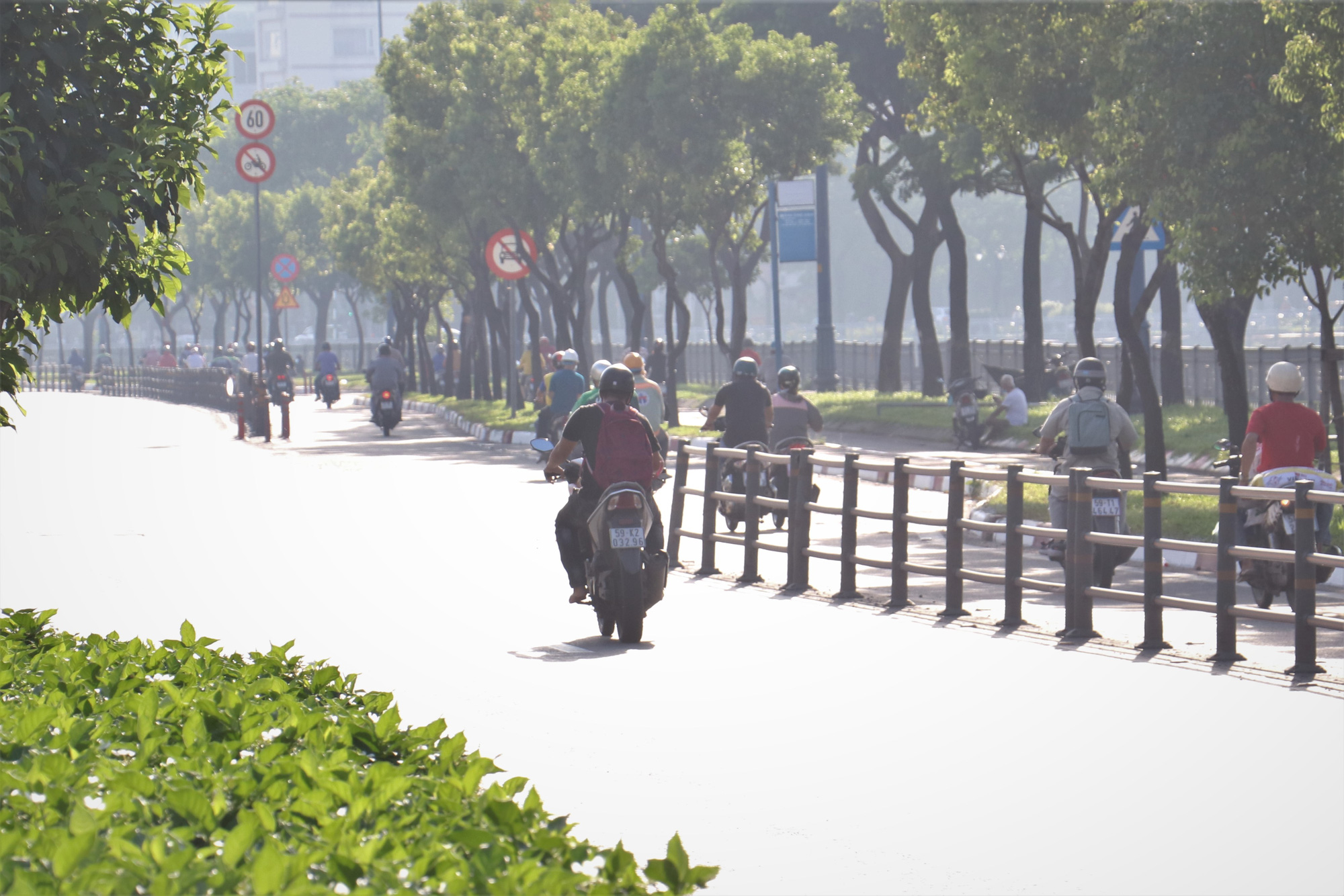 Đủ kiểu thi gan với CSGT tr&ecirc;n đường V&otilde; Văn Kiệt, TP HCM - Ảnh 4.