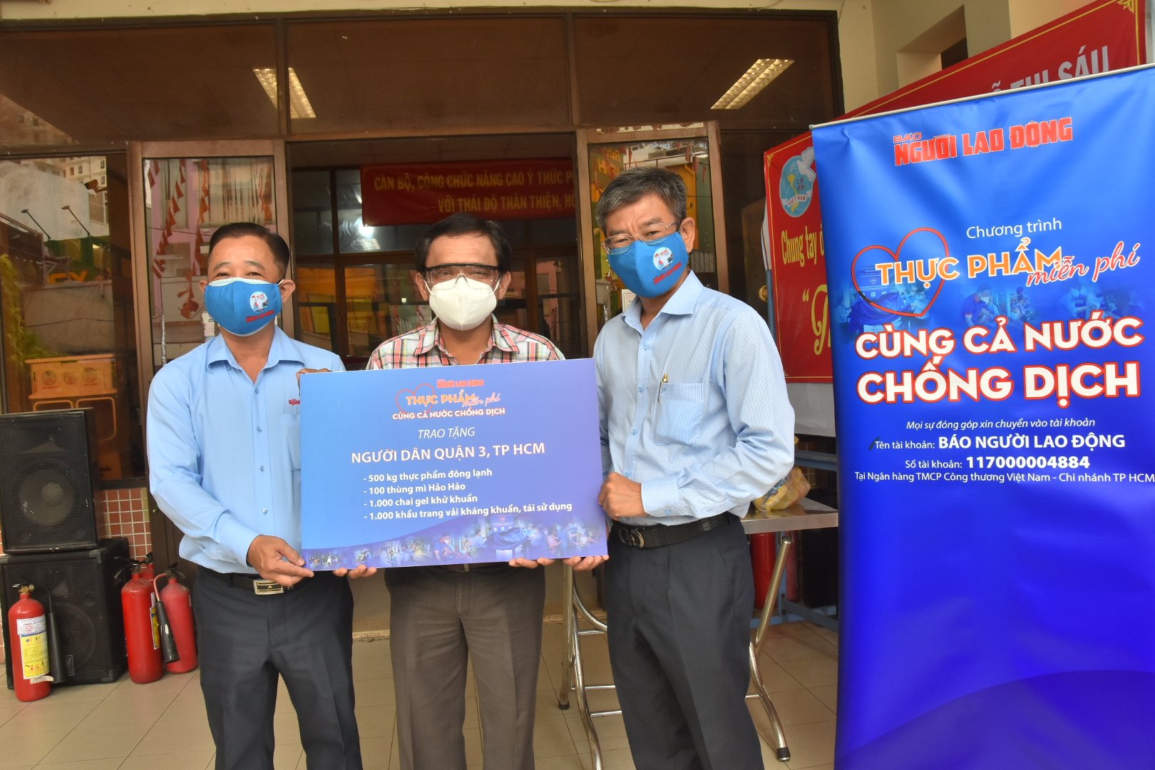 Thực phẩm miễn phí cùng cả nước chống dịch của Báo Người Lao Động đến 4 địa điểm ở quận 3 - Ảnh 4.