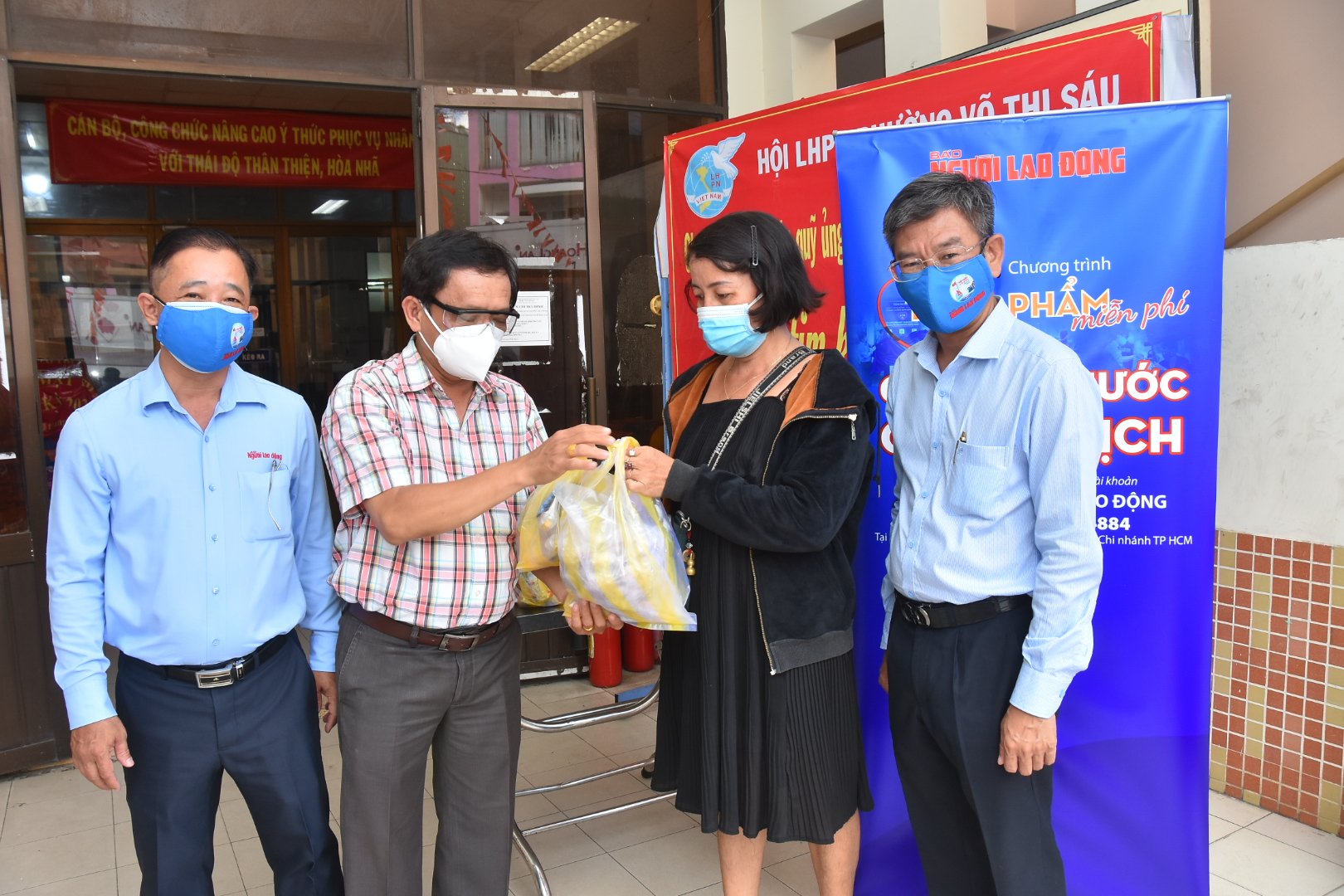 Thực phẩm miễn phí cùng cả nước chống dịch của Báo Người Lao Động đến 4 địa điểm ở quận 3 - Ảnh 5.