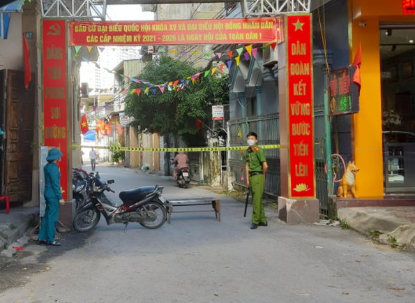 Trường hợp nữ nh&acirc;n vi&ecirc;n l&agrave;m t&oacute;c mắc Covid-19: Kết quả x&eacute;t nghiệm h&agrave;ng ng&agrave;n mẫu - Ảnh 2.