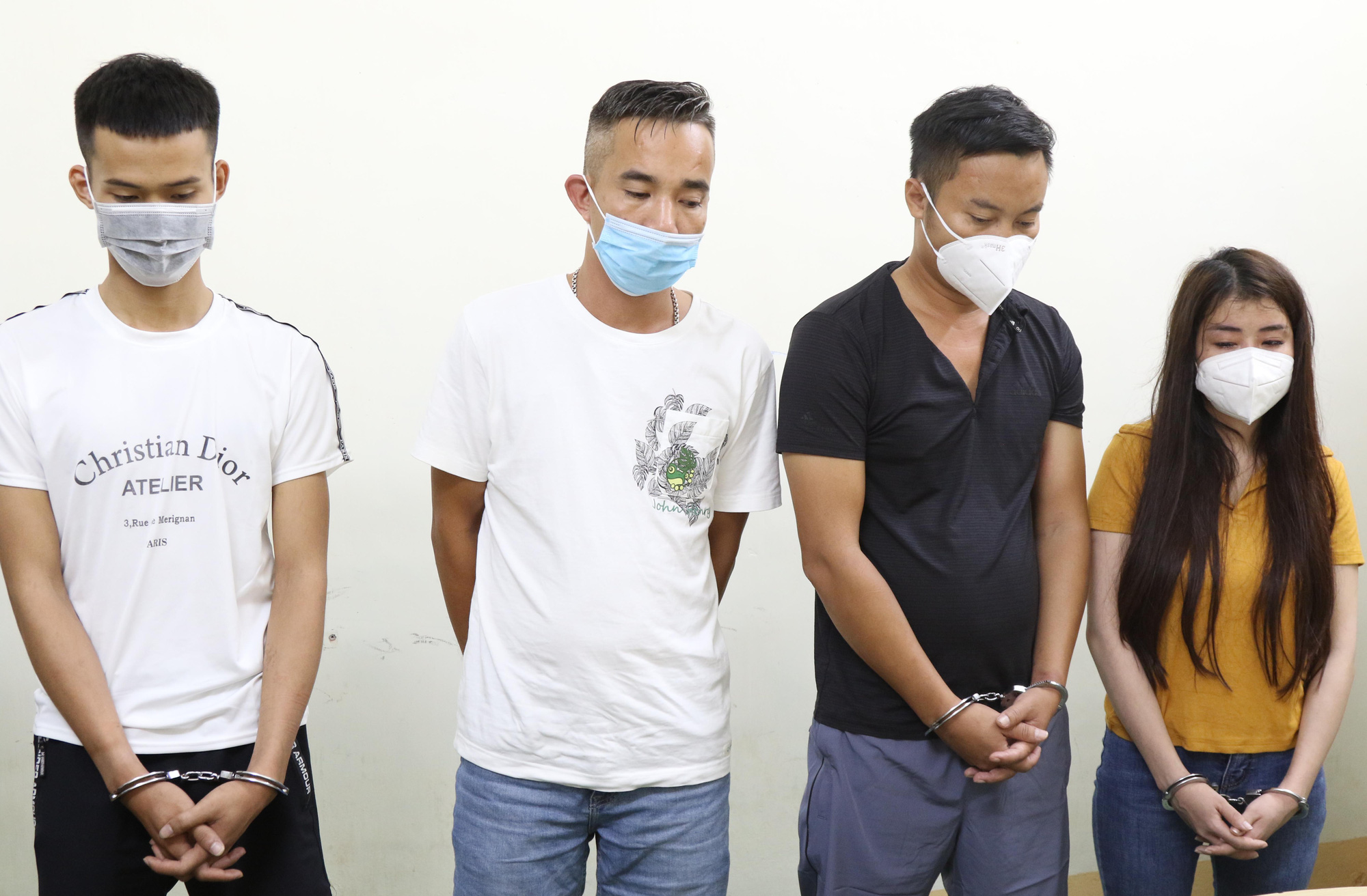Nhóm nam nữ thuê phòng nghỉ bay lắc, đang "phê" thì bị bắt quả tang