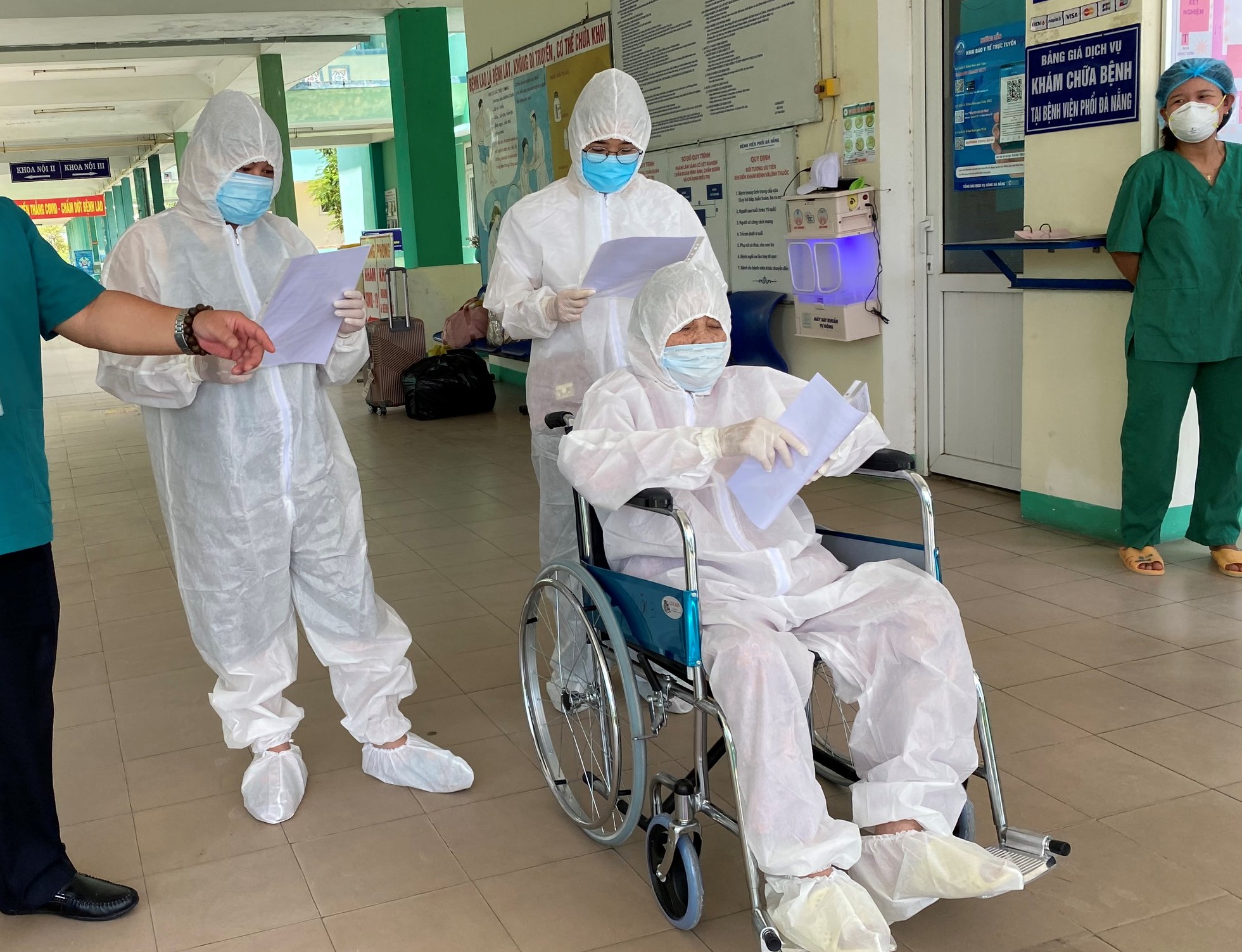 Đà Nẵng: Nữ bệnh nhân 81 tuổi mắc Covid-19 từng thở máy, lọc máu phục hồi ngoạn mục