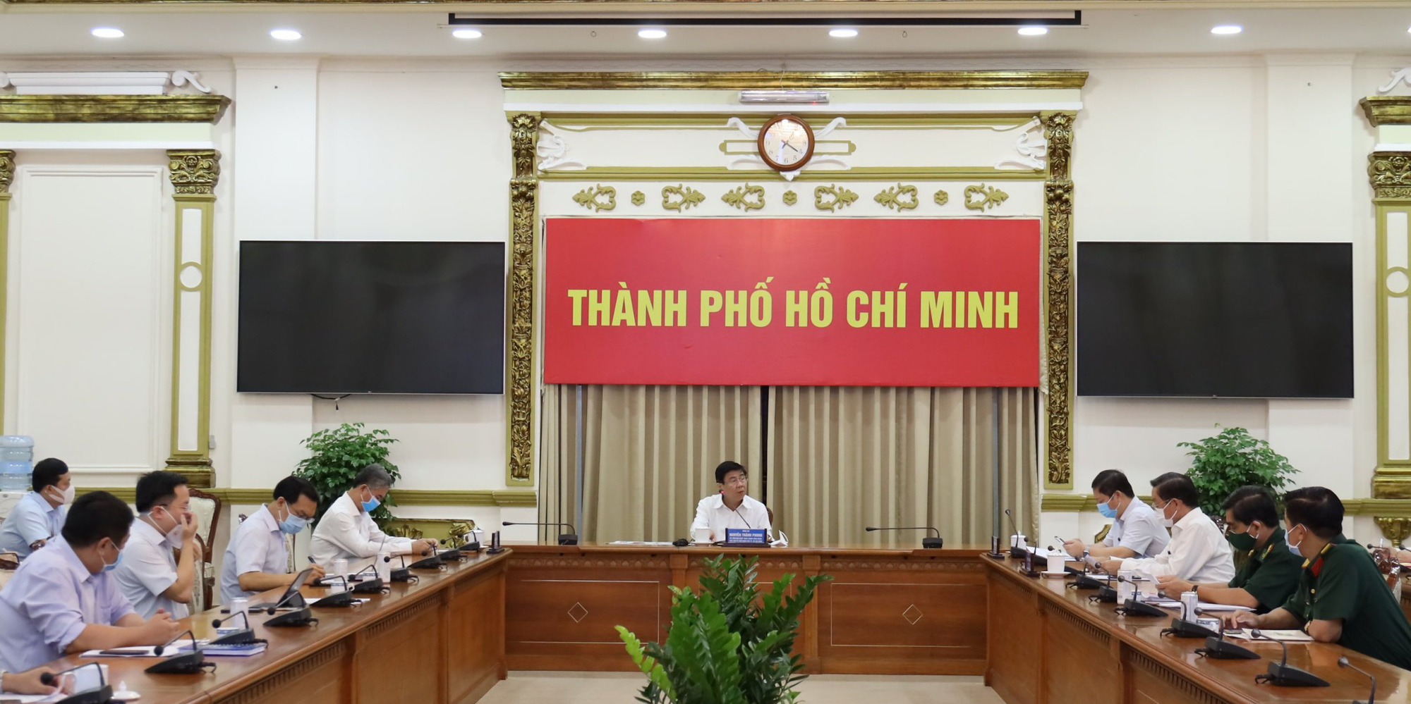 Chủ tịch UBND TP HCM: Đẩy nhanh việc mua v&agrave; ti&ecirc;m vắc-xin Covid-19 cho người d&acirc;n - Ảnh 2.