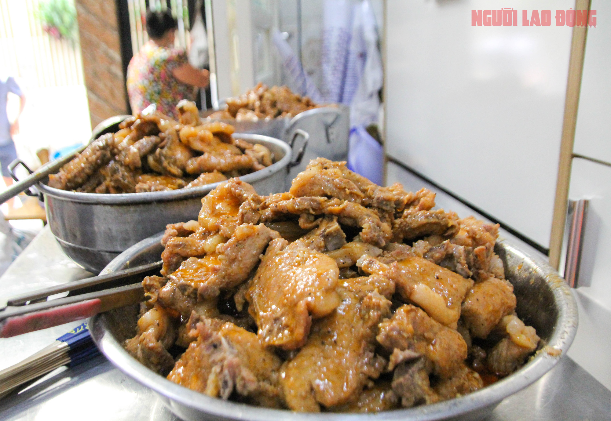 “Khi nào Bệnh viện Bệnh Nhiệt đới TP HCM gỡ phong tỏa, gia đình tôi mới ngừng nấu cơm” - Ảnh 5.