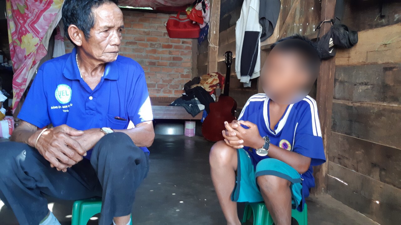 Vụ cậu học trò nghèo bị giữ học bạ vì không có tiền nộp quỹ: UBND tỉnh chỉ đạo làm rõ