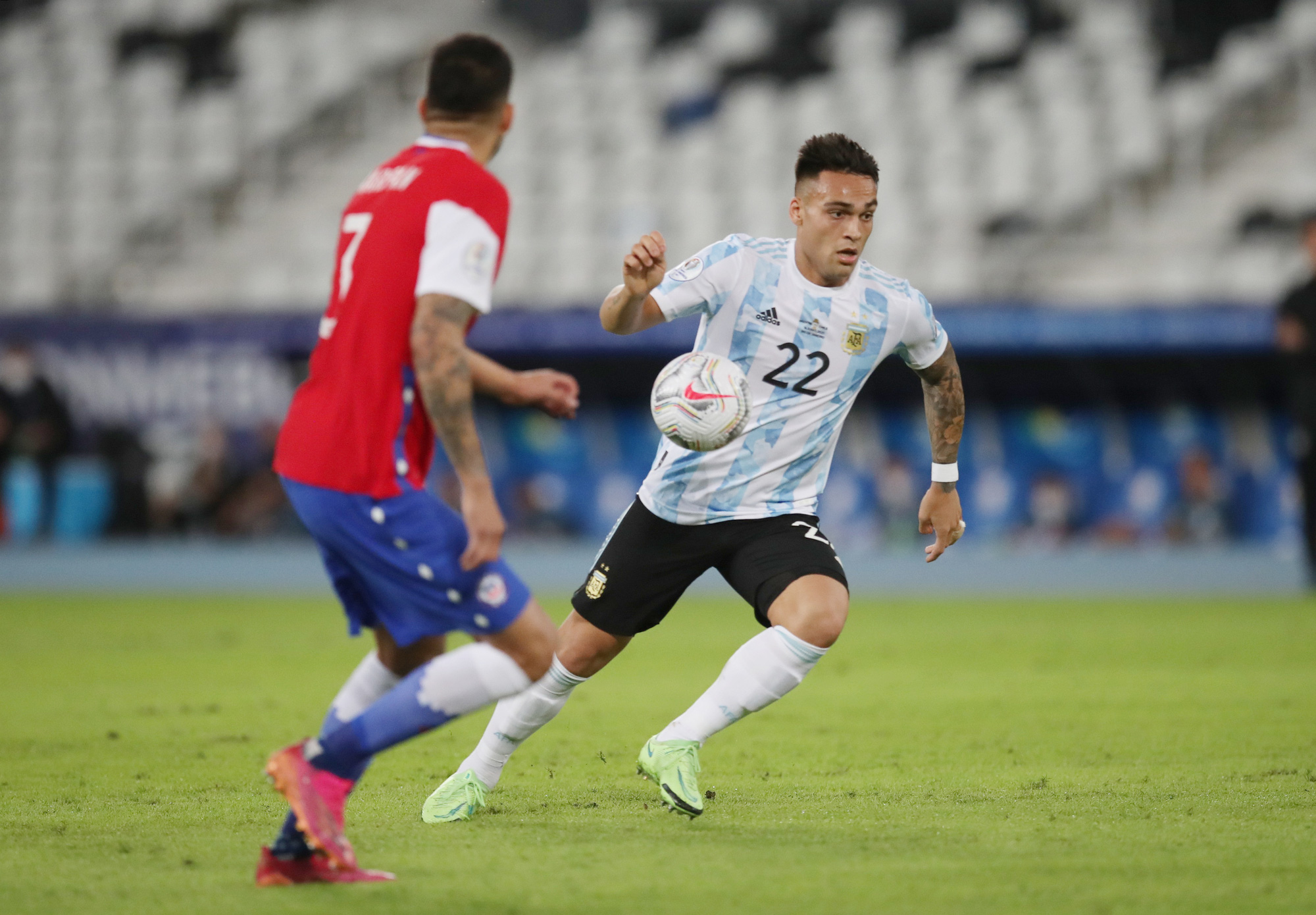 Messi lập si&ecirc;u phẩm, Argentina chia điểm tiếc nuối với Chile - Ảnh 1.