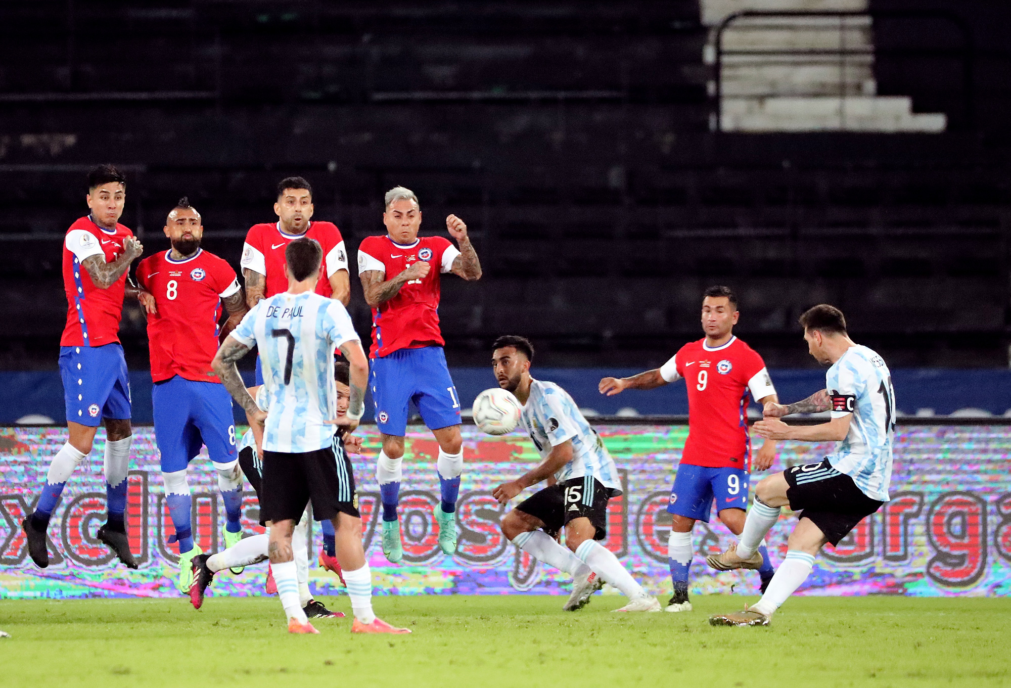 Messi lập si&ecirc;u phẩm, Argentina chia điểm tiếc nuối với Chile - Ảnh 3.