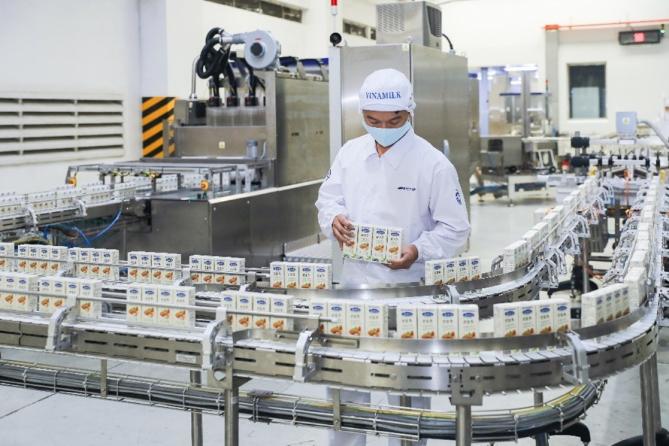 Vinamilk tiếp tục nằm trong Top 10 doanh nghiệp ni&ecirc;m yết tốt nhất 2021 - Ảnh 1.