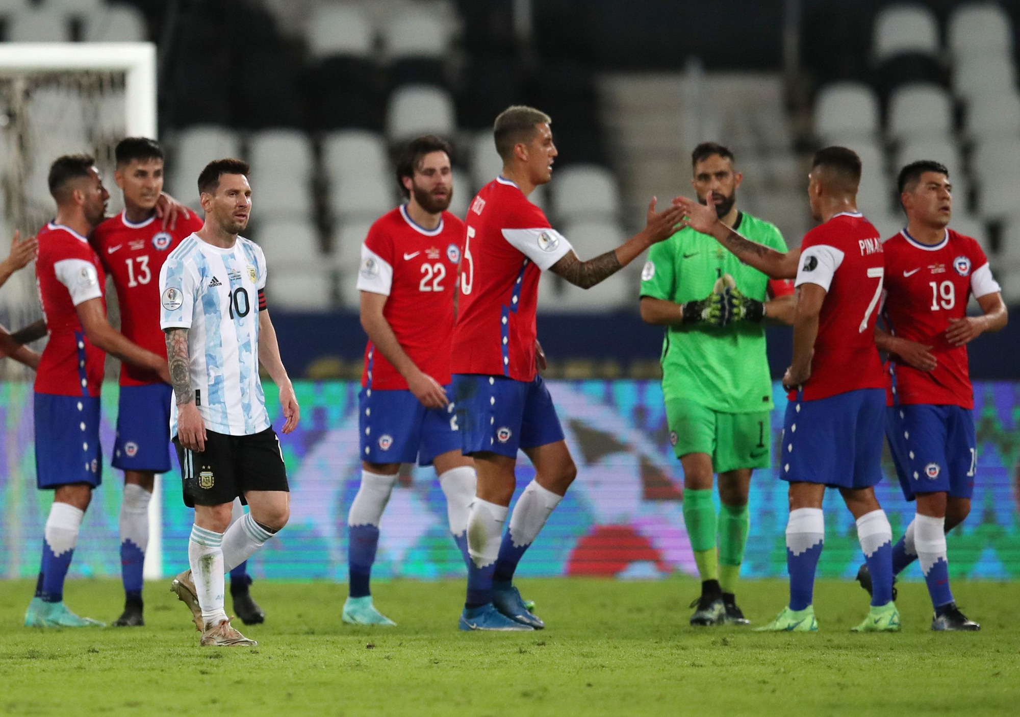 Messi lập si&ecirc;u phẩm, Argentina chia điểm tiếc nuối với Chile - Ảnh 7.