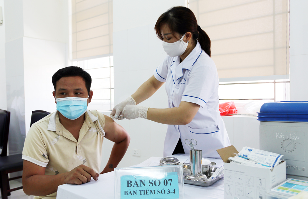 Xử l&yacute; kịp thời 1 trường hợp sốc phản vệ độ 3 sau ti&ecirc;m vắc-xin Covid-19 - Ảnh 1.