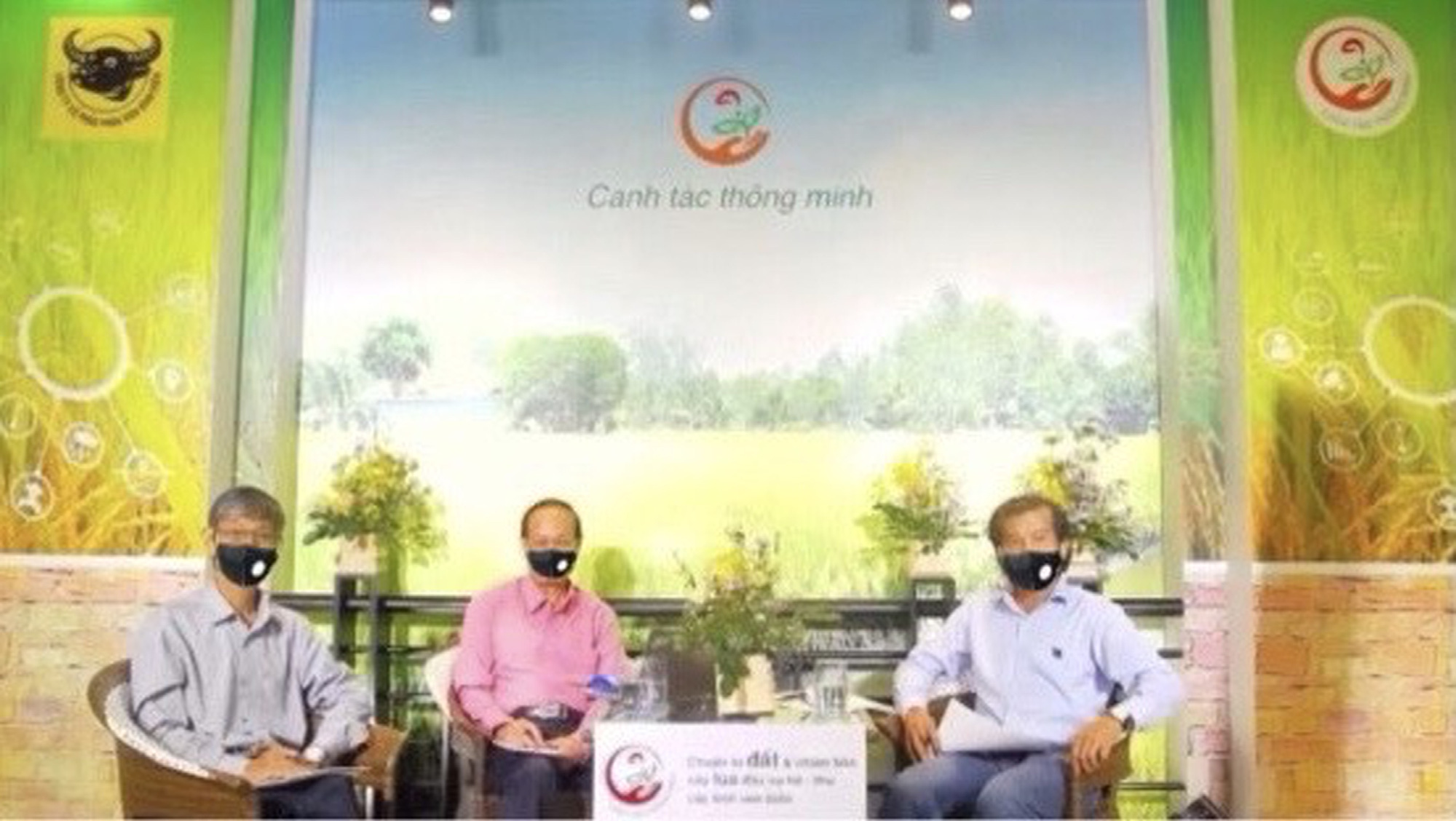 Chuyển giao kỹ thuật canh t&aacute;c cho n&ocirc;ng d&acirc;n trồng l&uacute;a v&ugrave;ng ĐBSCL qua tư vấn trực tuyến - Ảnh 1.