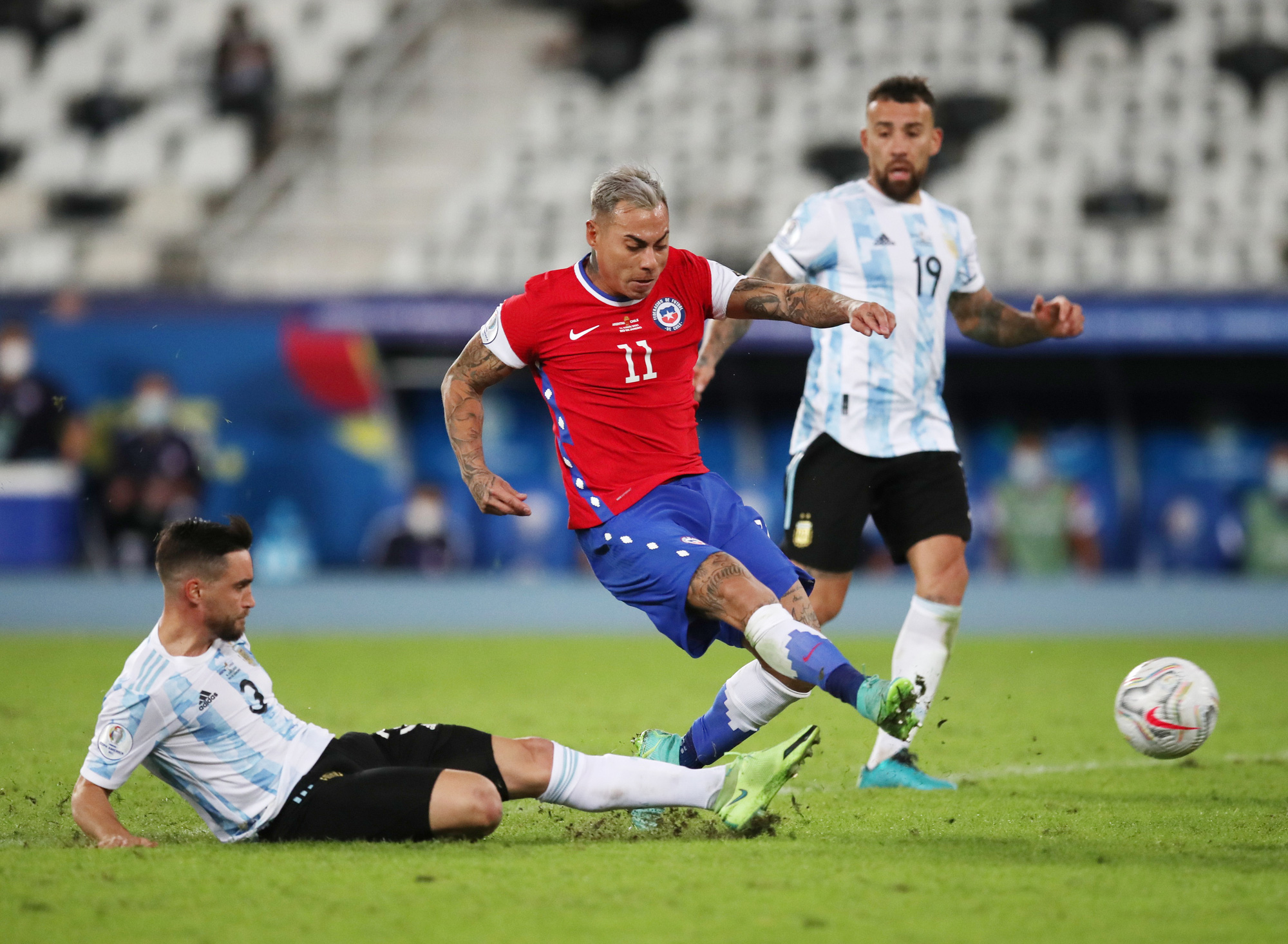 Messi lập si&ecirc;u phẩm, Argentina chia điểm tiếc nuối với Chile - Ảnh 5.