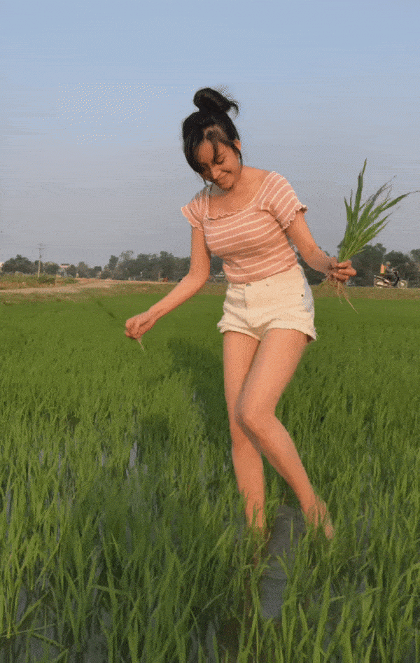 Mặc bikini ưỡn ẹo tr&ecirc;n đồng - Ảnh 13.