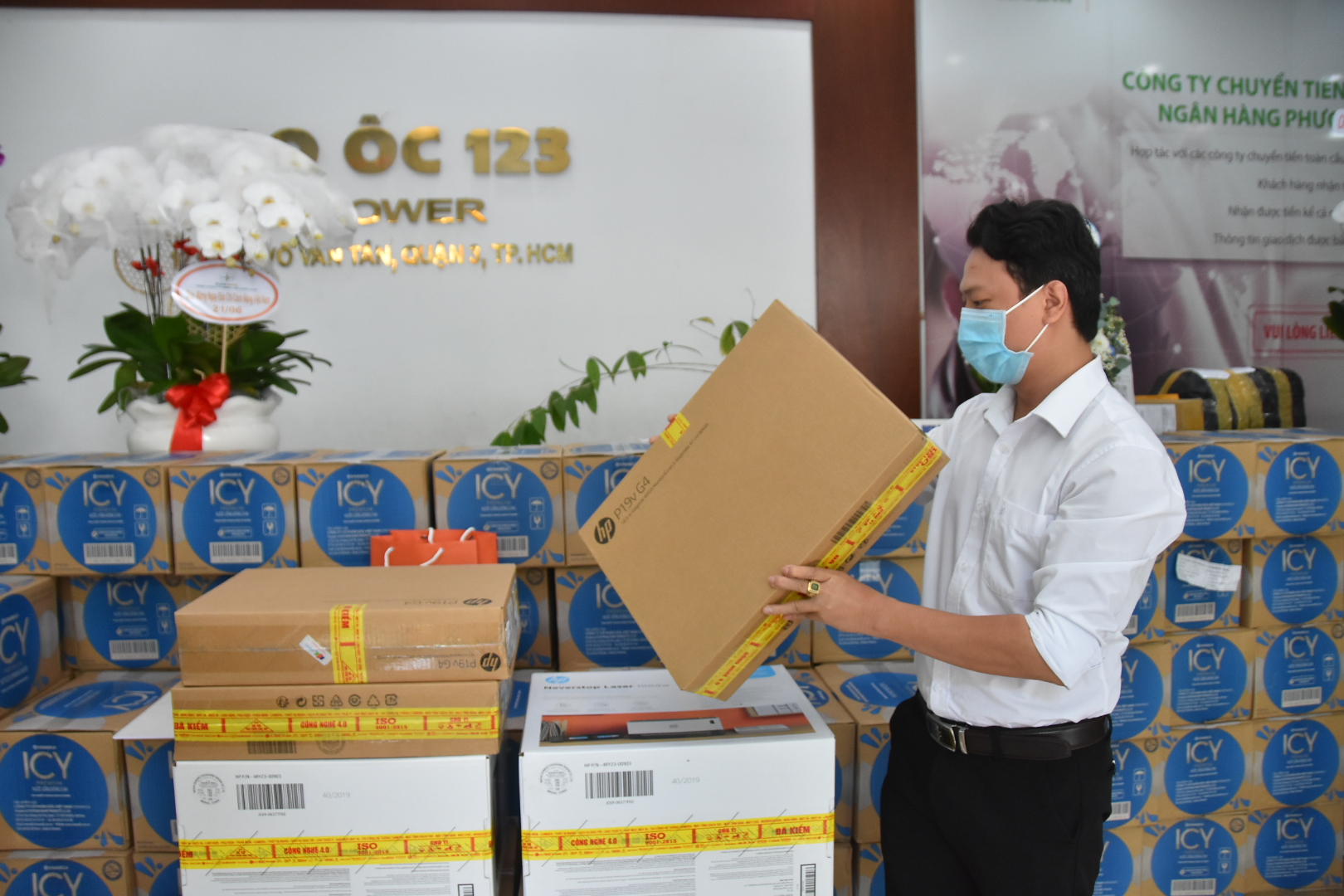 B&aacute;o Người Lao Động li&ecirc;n tiếp tiếp nhận những phần qu&agrave; gi&aacute; trị - Ảnh 2.