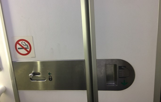 Thanh niên 19 tuổi trốn vào toilet máy bay hút thuốc, chây ì nộp phạt