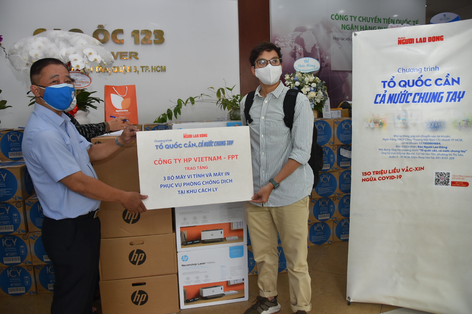 Báo Người Lao Động liên tiếp tiếp nhận những phần quà giá trị