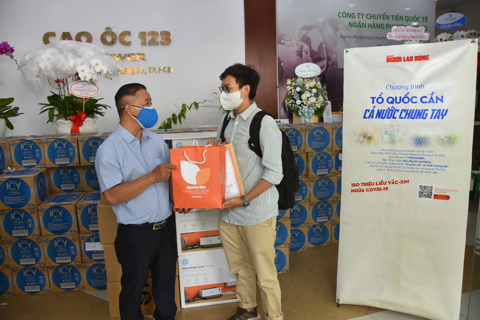 B&aacute;o Người Lao Động li&ecirc;n tiếp tiếp nhận những phần qu&agrave; gi&aacute; trị - Ảnh 5.