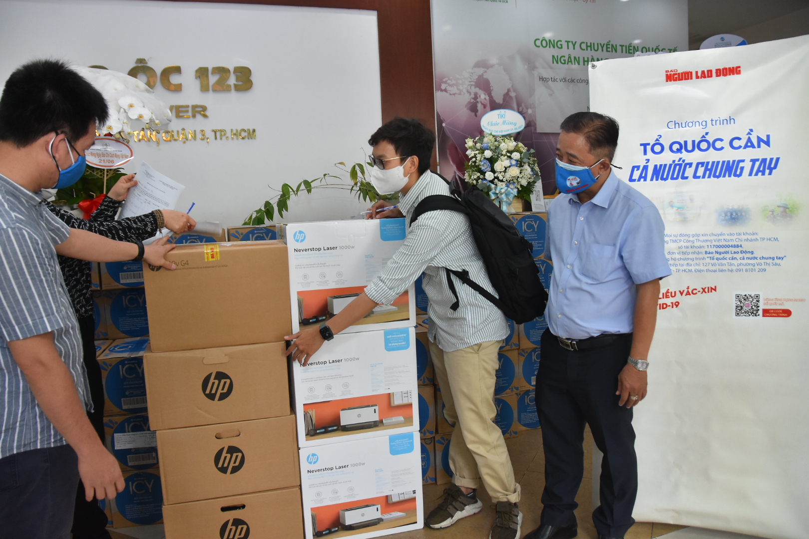 B&aacute;o Người Lao Động li&ecirc;n tiếp tiếp nhận những phần qu&agrave; gi&aacute; trị - Ảnh 3.