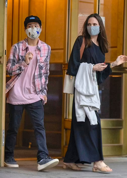 Pax Thiên tháp tùng khi Angelina Jolie đến thăm chồng cũ - Ảnh 2.