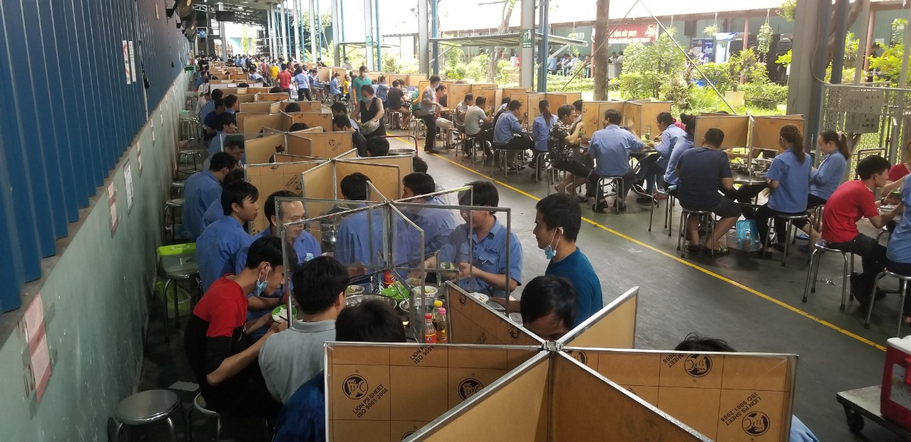 Người lao động bị c&aacute;ch ly do dịch Covid-19 vẫn được hưởng lương - Ảnh 1.