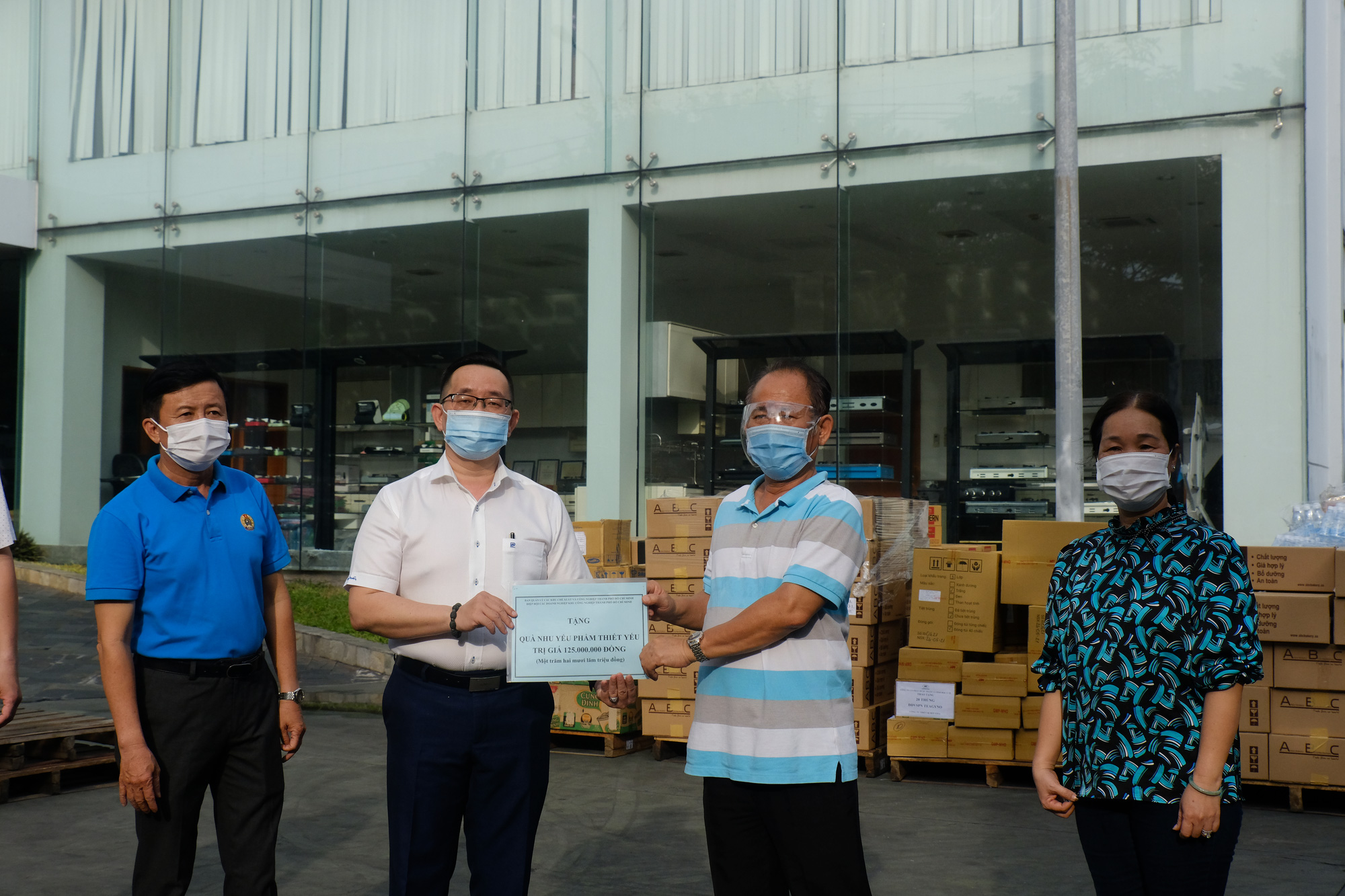 Người lao động bị cách ly do dịch Covid-19 vẫn được hưởng lương