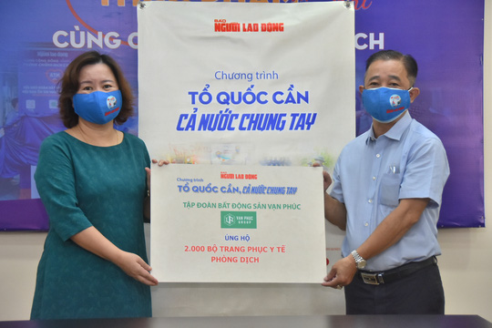 Tập đo&agrave;n Bất động sản Vạn Ph&uacute;c ủng hộ 100 tấn gạo v&agrave; 2.000 quần &aacute;o bảo hộ ph&ograve;ng, chống dịch Covid-19 - Ảnh 2.