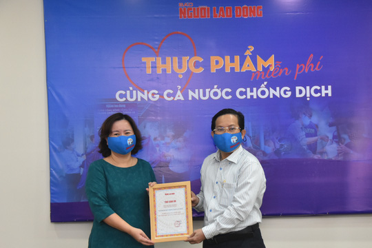Tập đo&agrave;n Bất động sản Vạn Ph&uacute;c ủng hộ 100 tấn gạo v&agrave; 2.000 quần &aacute;o bảo hộ ph&ograve;ng, chống dịch Covid-19 - Ảnh 6.
