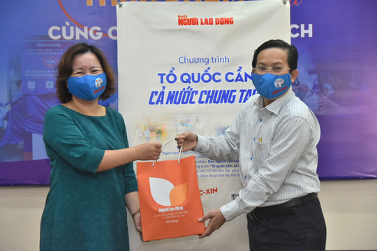 Tập đo&agrave;n Bất động sản Vạn Ph&uacute;c ủng hộ 100 tấn gạo v&agrave; 2.000 quần &aacute;o bảo hộ ph&ograve;ng, chống dịch Covid-19 - Ảnh 7.